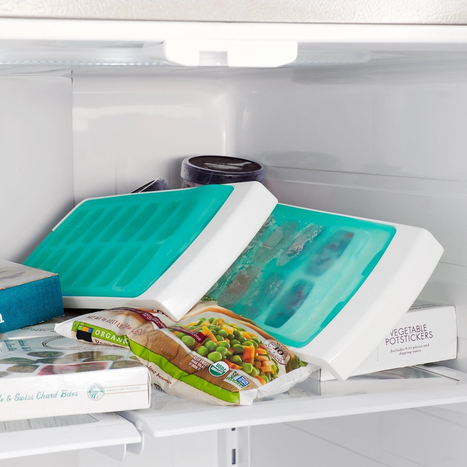Die OXO Good Grips Eiswürfelschale bietet auslaufsichere Handhabung, hygienische Eiswürfelherstellung und einfaches Befüllen.