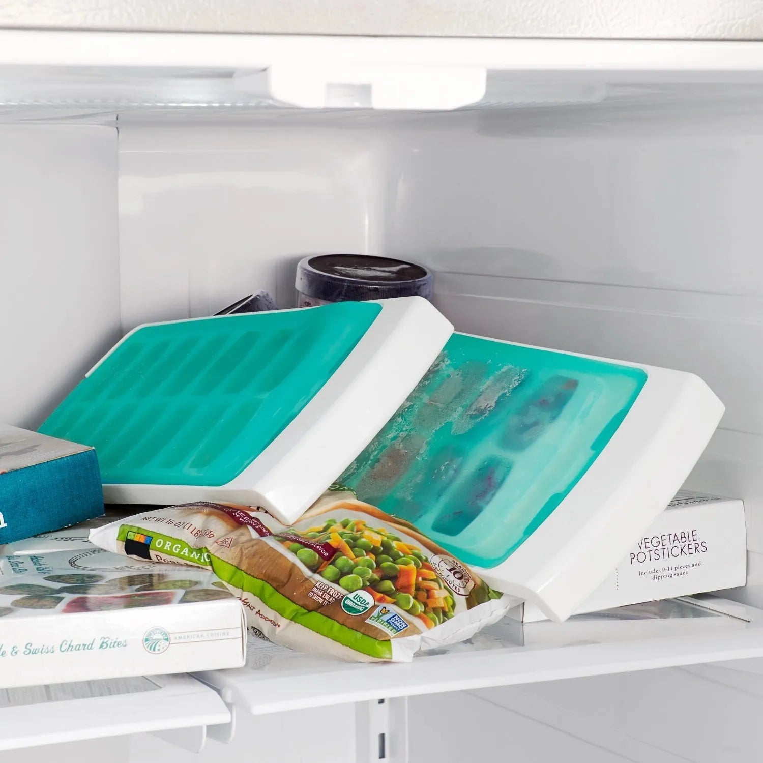 Die OXO Good Grips Eiswürfelschale bietet auslaufsichere Handhabung, hygienische Eiswürfelherstellung und einfaches Befüllen.