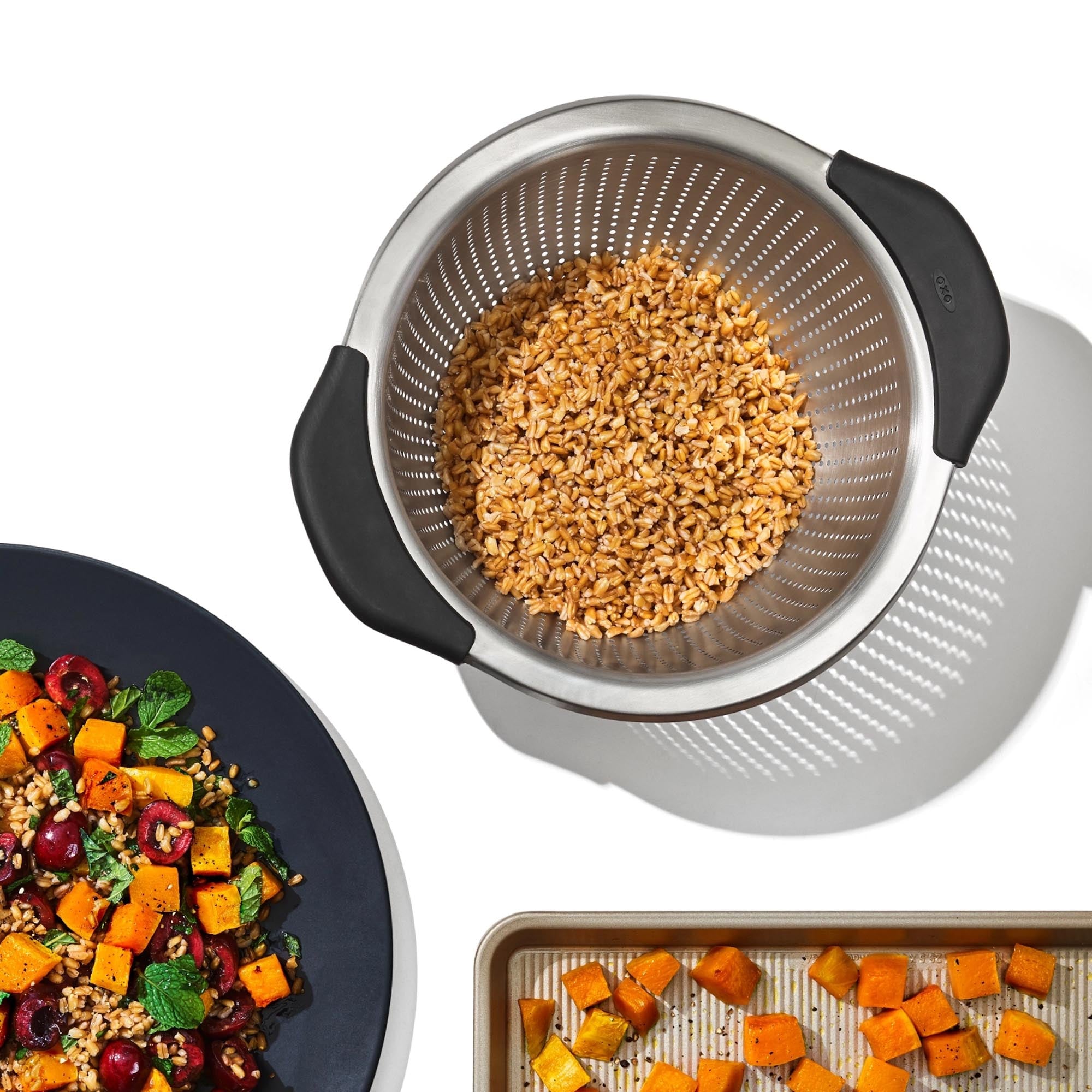 Hochwertiges OXO Sieb: Ideal für präzises Abtropfen und Spülen.