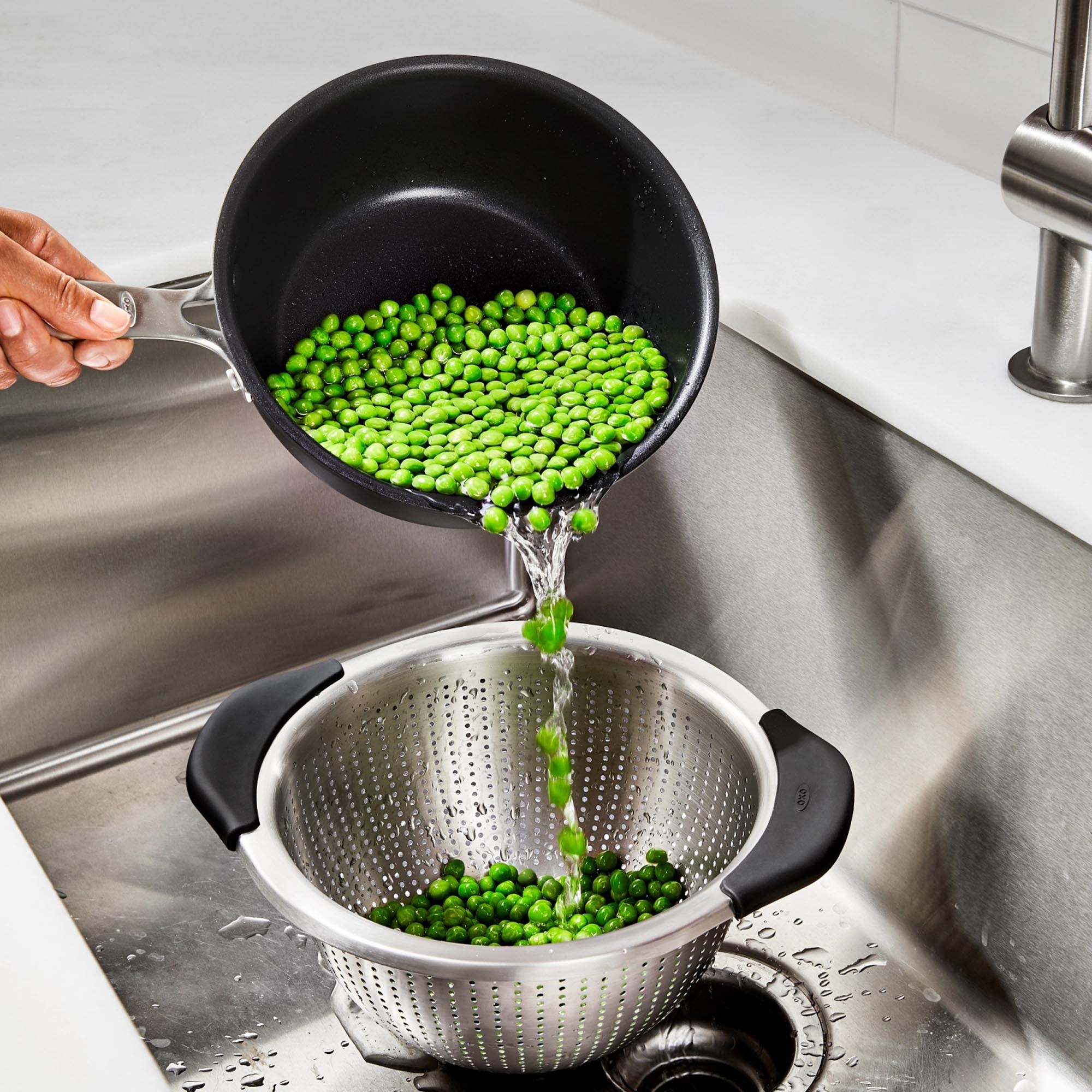 Hochwertiges OXO Sieb: Ideal zum Abtropfen und Sieben, vereint Funktionalität mit elegantem Design für jede Küche.