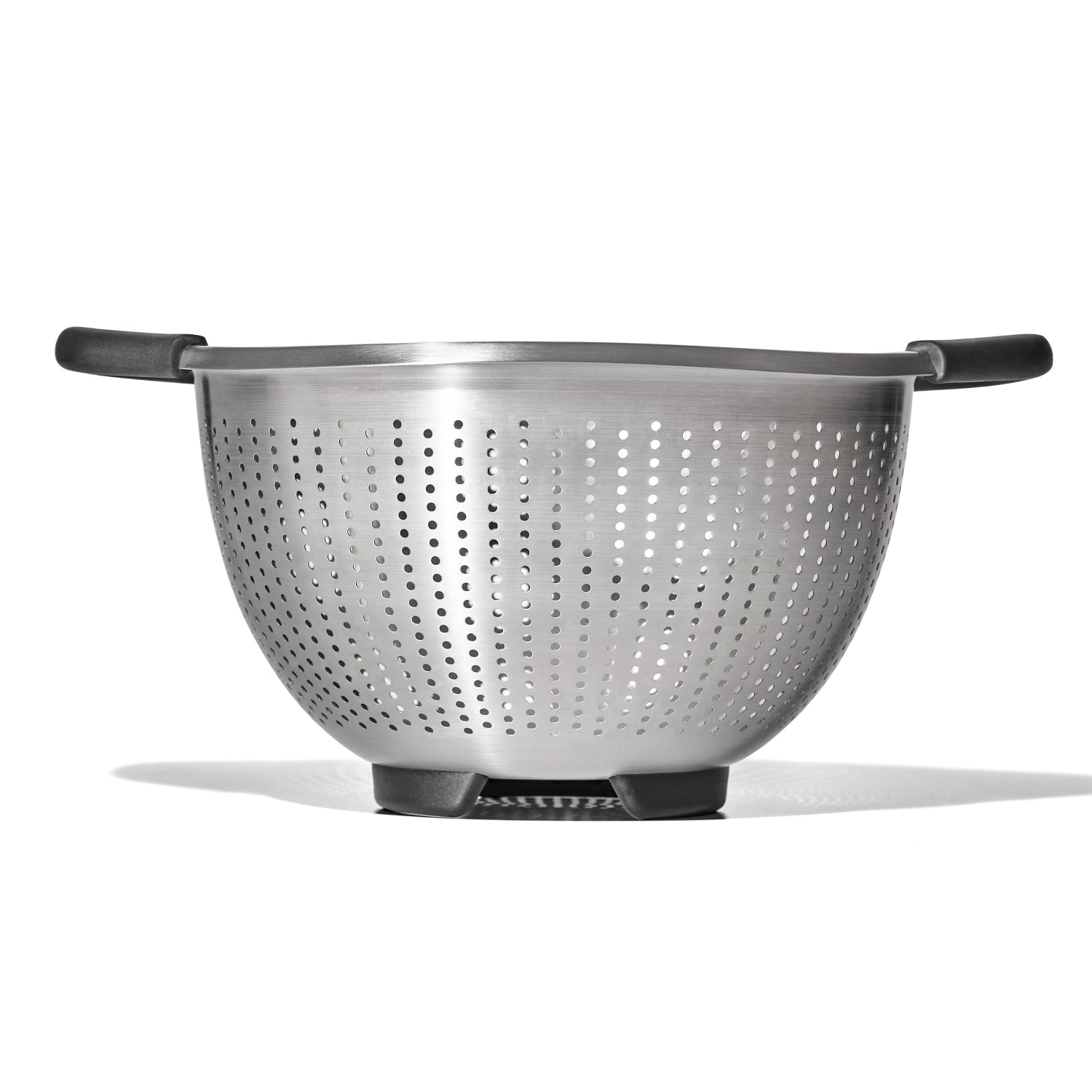 Robustes OXO Good Grips Steel Sieb mit einem Durchmesser von 28,3 cm, perfekt zum Abseihen von Pasta, Gemüse und mehr in der Küche.