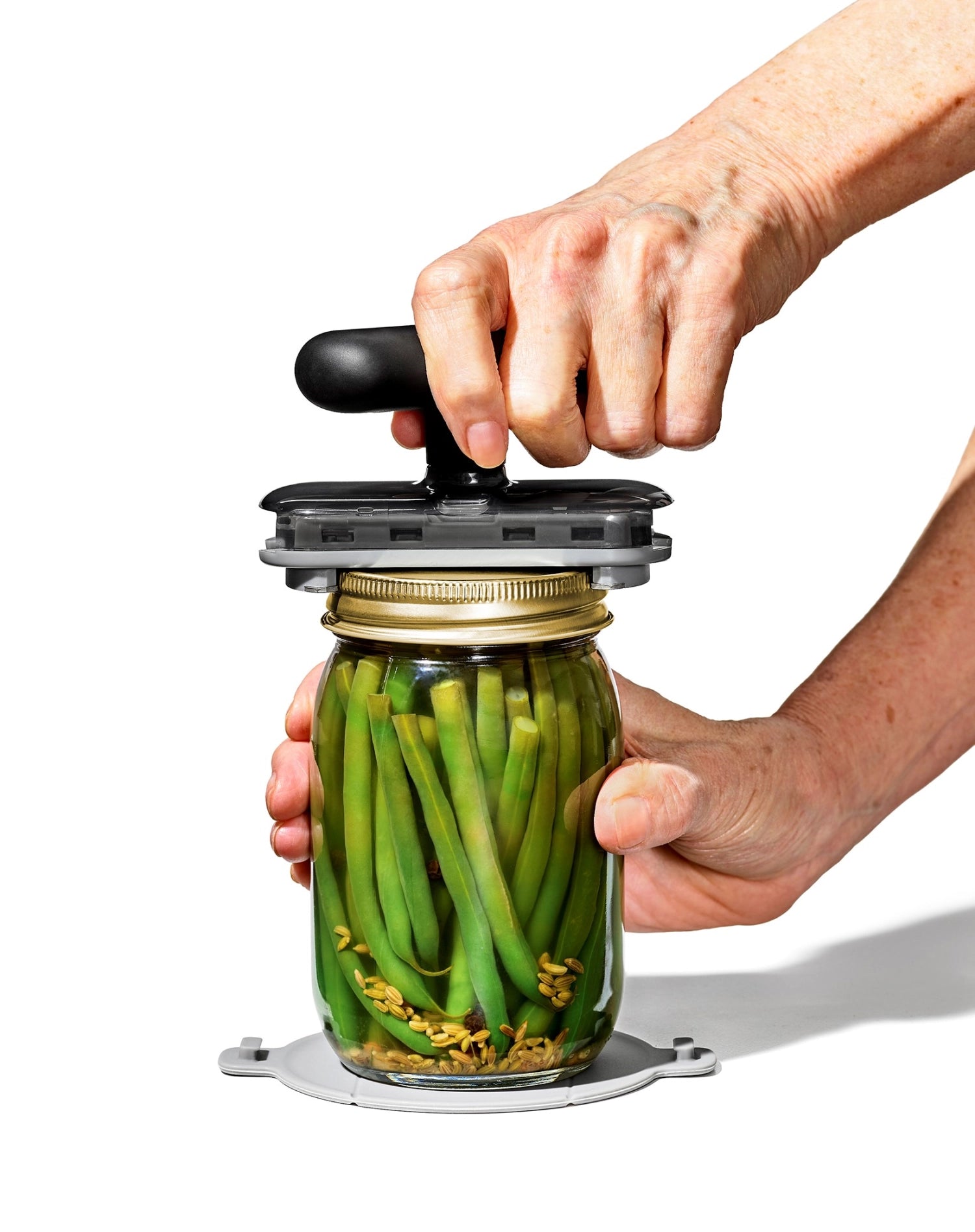 Der OXO Good Grips Glasöffner mit rutschfester Matte erleichtert das Öffnen von Gläsern und Dosen, ideal für mühelose Handhabung in der Küche.