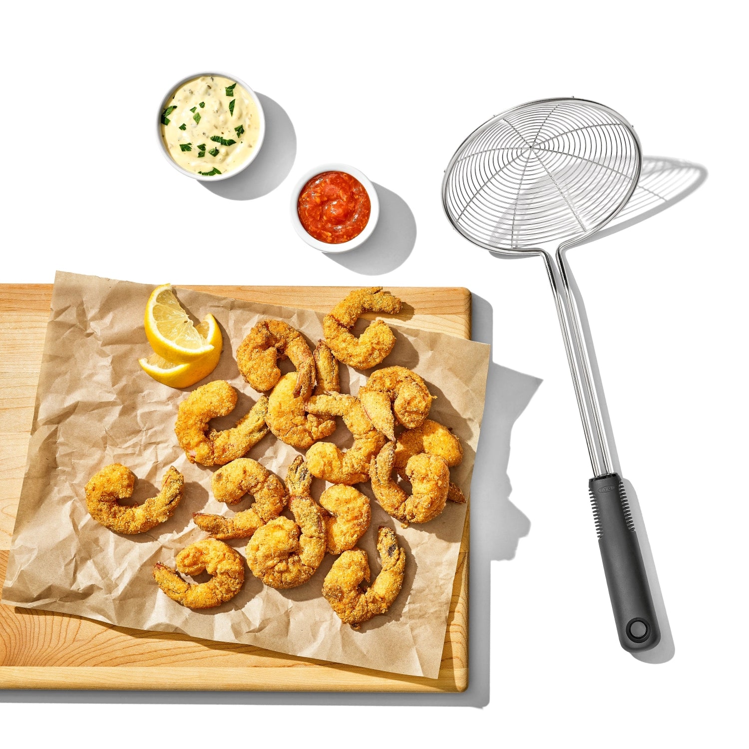 Der OXO Good Grips Draht-Schaumlöffel, 37.6x13.9cm, ist ideal zum Abseihen und Servieren von Speisen, mit ergonomischem Griff für optimalen Komfort.