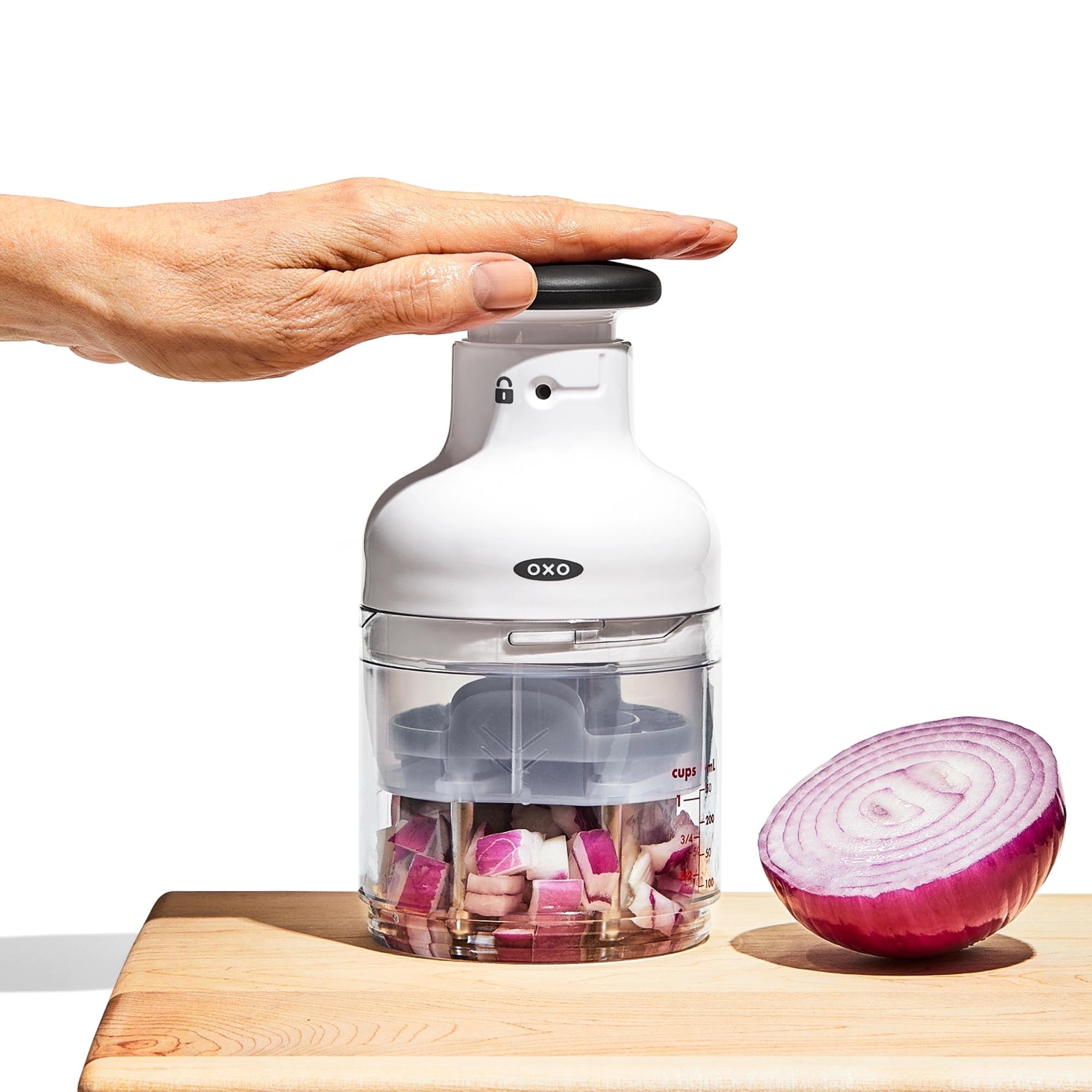 Effizienter OXO Gemüsehacker: Ideal für frische, gleichmässige Schnitte.