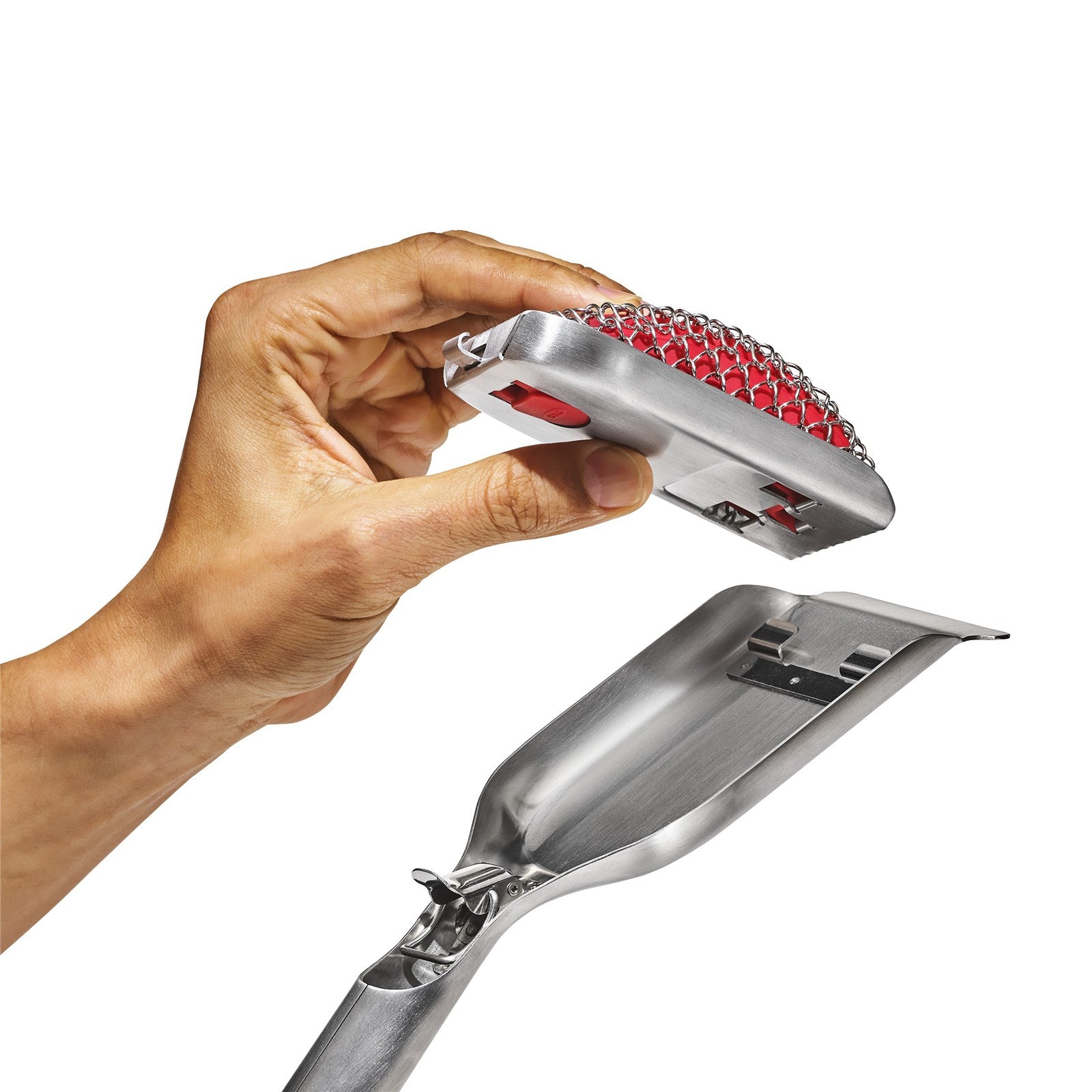 Die OXO Grillbürste aus rostfreiem Edelstahl mit Silikongriff reinigt effektiv alle Grilltypen. Langlebig und leicht zu reinigen.