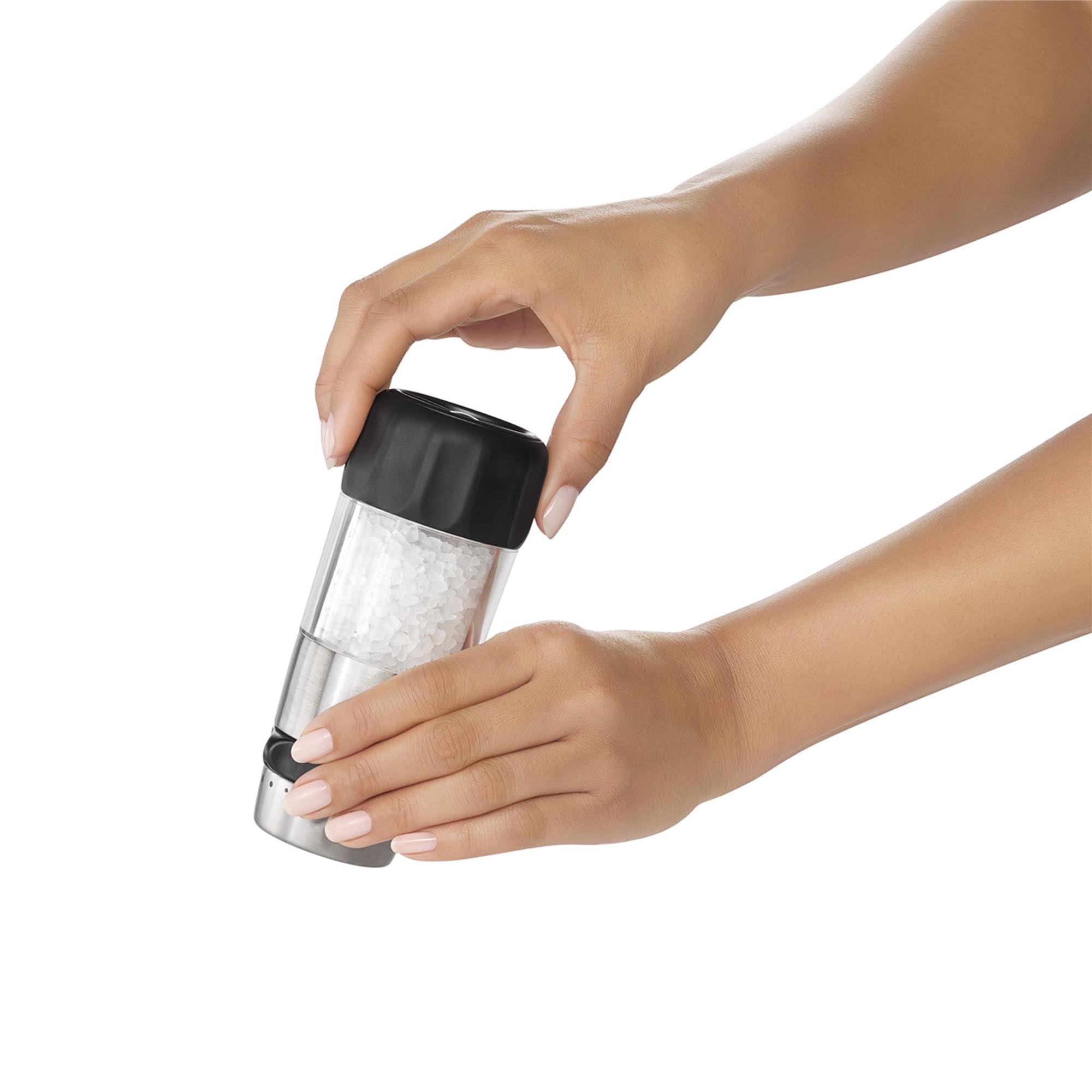 OXO Good Grips Salzmühle in modernem Design, ergonomisch geformt für einfaches Mahlen von Salz, ideal für die Küche und den Esstisch.