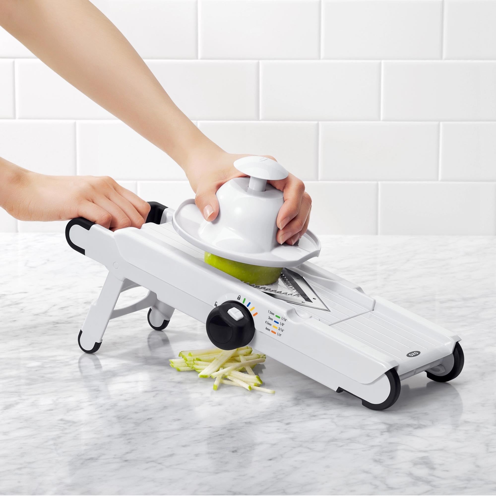 Die OXO V-Blade Mandoline: Präzises Schneiden von Obst & Gemüse, ergonomisch, langlebig, spülmaschinenfest. Ein Must-Have für jede Küche!