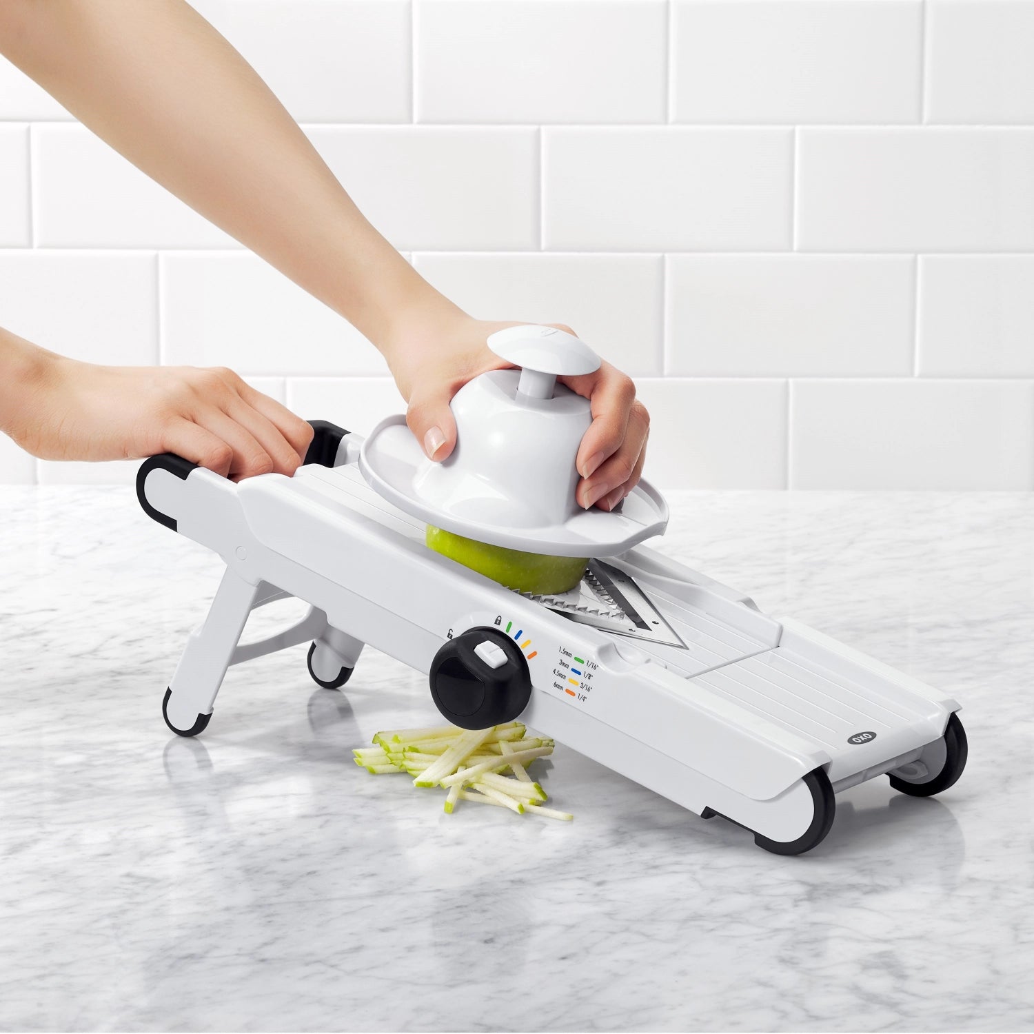 V-Blade Mandoline von OXO, elegantes und funktionales Küchengerät für gleichmäßige Schnitte und feine Raspelarbeiten, perfekt für gesunde Gerichte.