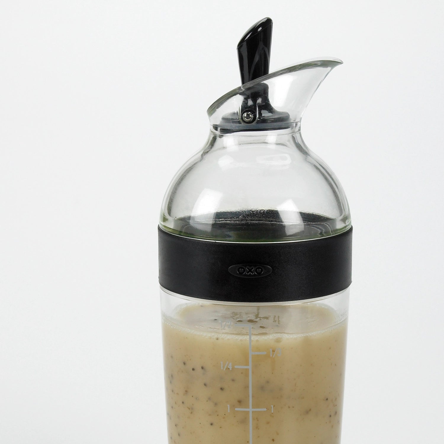 Praktischer 350ml Shaker für Salatdressings in stilvollem Schwarz von OXO, perfekt zum einfachen Mischen und Ausgießen von Dressings.
