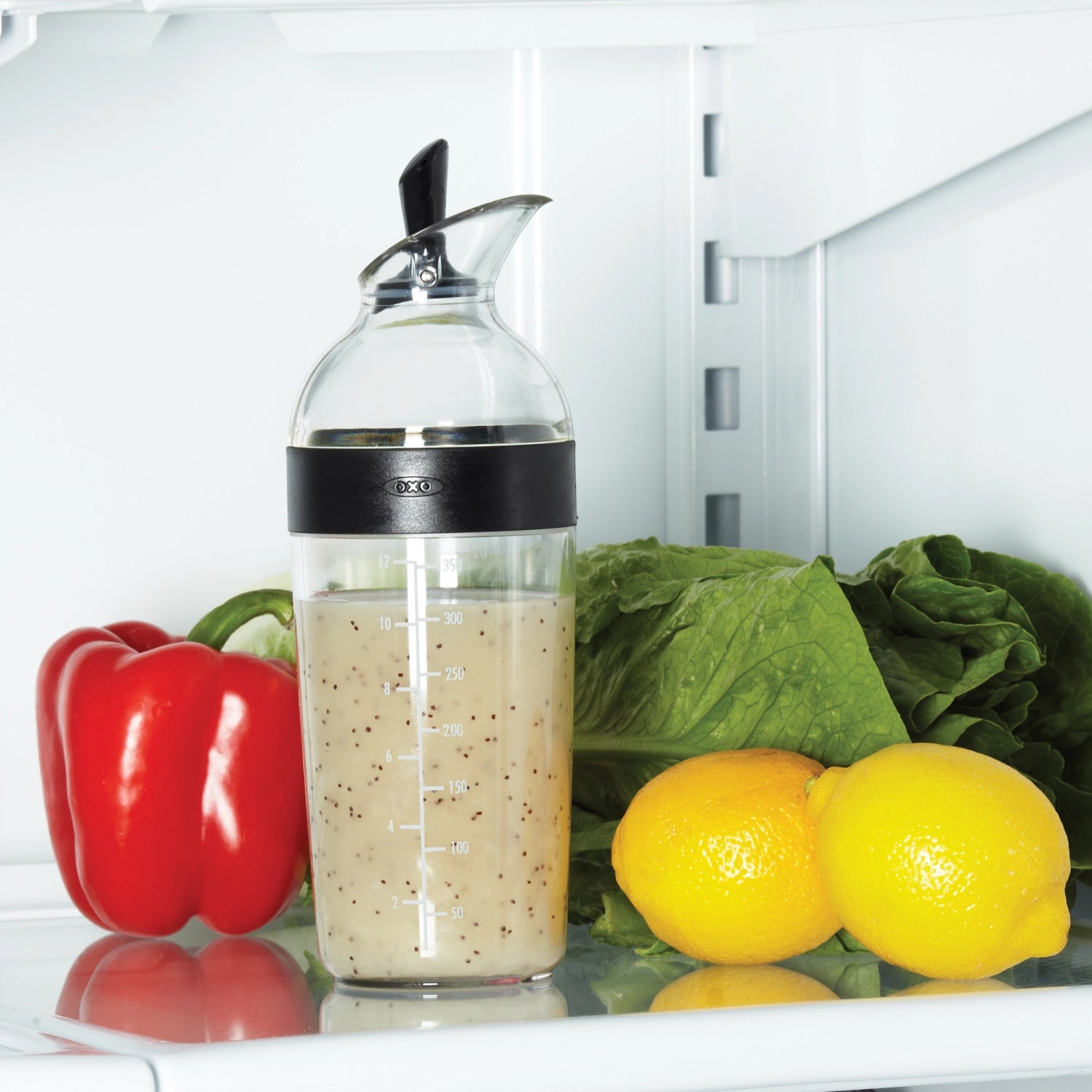 Großer 350ml Shaker für Salatdressings in elegantem Schwarz von OXO, perfekt zum einfachen Mischen und Ausgießen von Saucen.