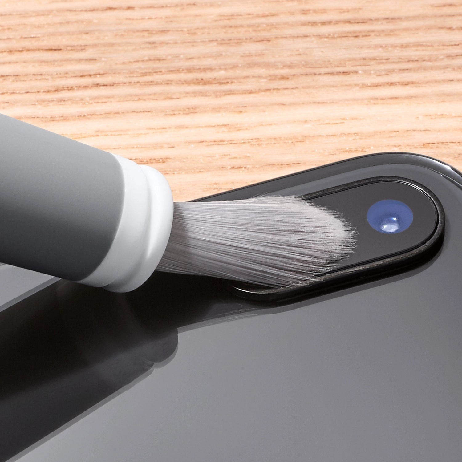Kompakte OXO Reinigungsbürste für Elektronik, perfekt für Tastaturen und Geräte, mit feinen Borsten und ergonomischem Design.