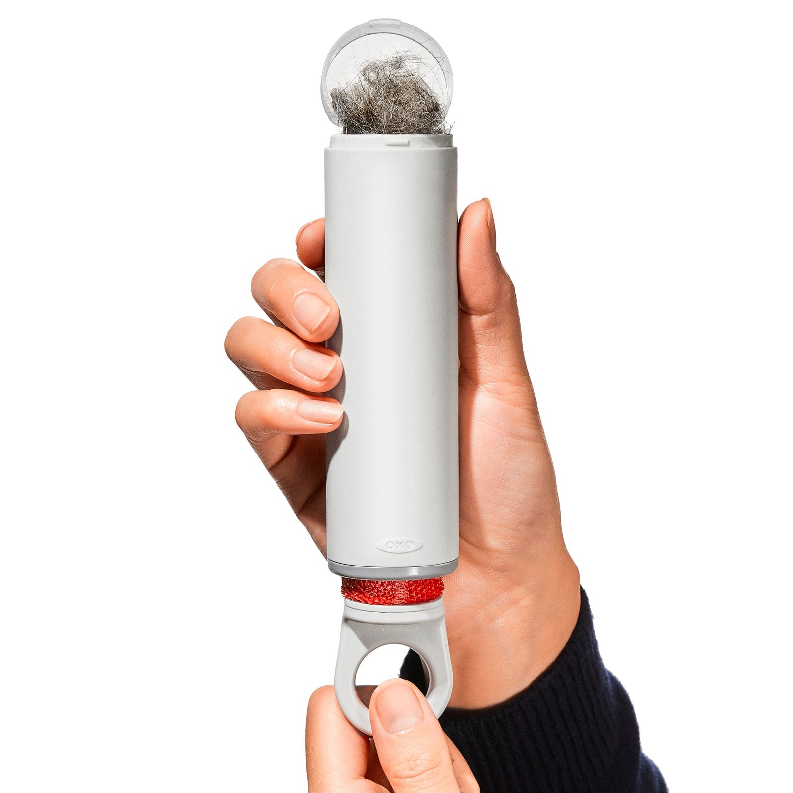 Der OXO GG Fusselroller (18.3x4.1cm) entfernt mühelos Fusseln und Staub von Kleidung, Teppichen und Polstern. Ergonomisch und effektiv für ein sauberes Zuhause.