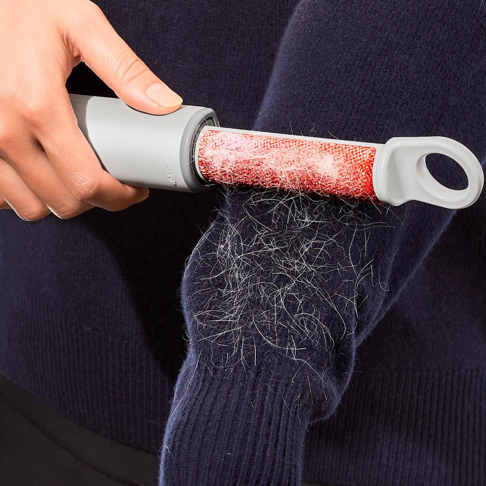Der OXO GG Fusselroller 18.3x4.1cm entfernt mühelos Fusseln, Haare und Staub von Kleidung und Oberflächen – für ein stets sauberes Zuhause.