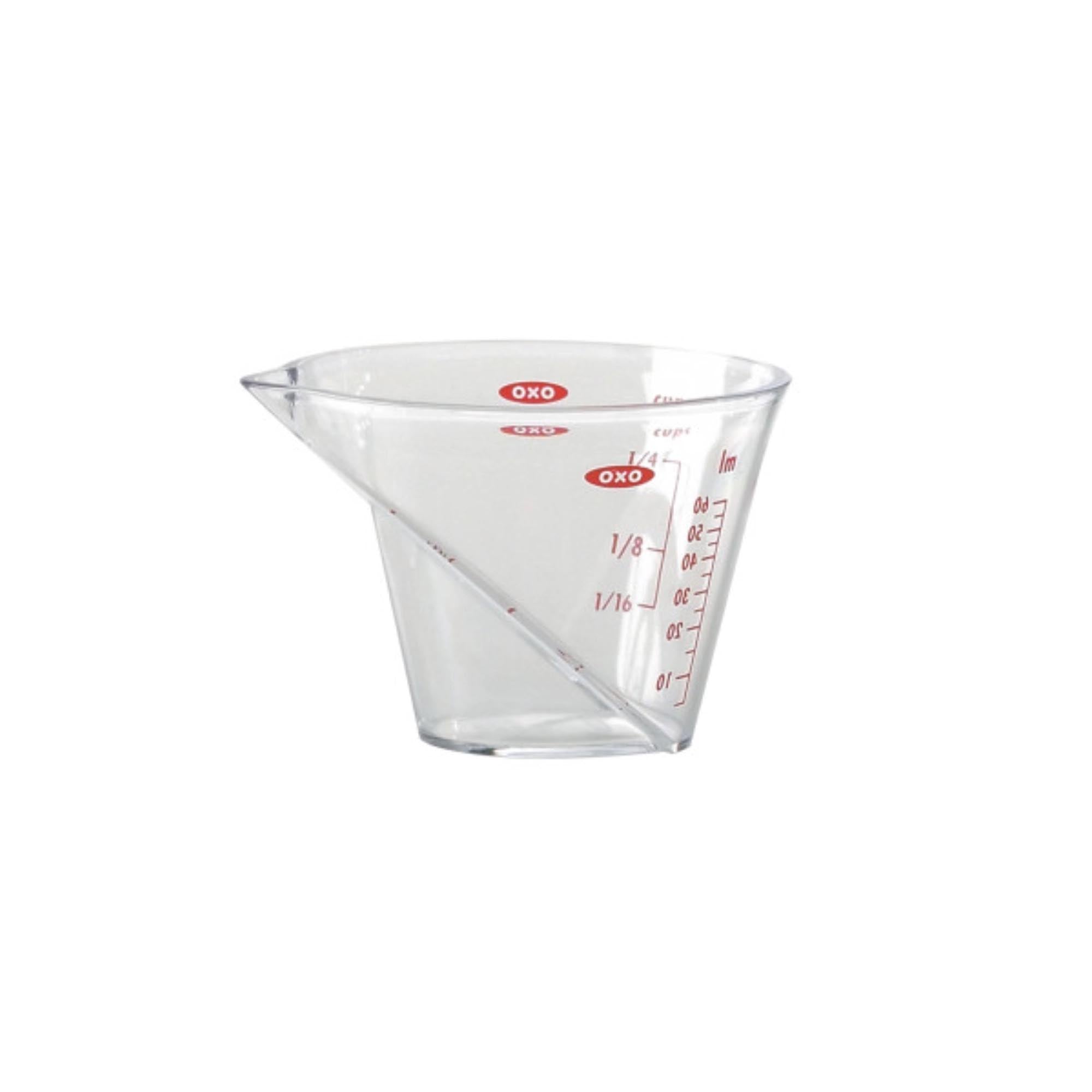 Kompakter 60 ml OXO Messbecher mit abgewinkeltem Ausguss für präzises Abmessen und Ausgießen. Bruchsicher, spülmaschinenfest.