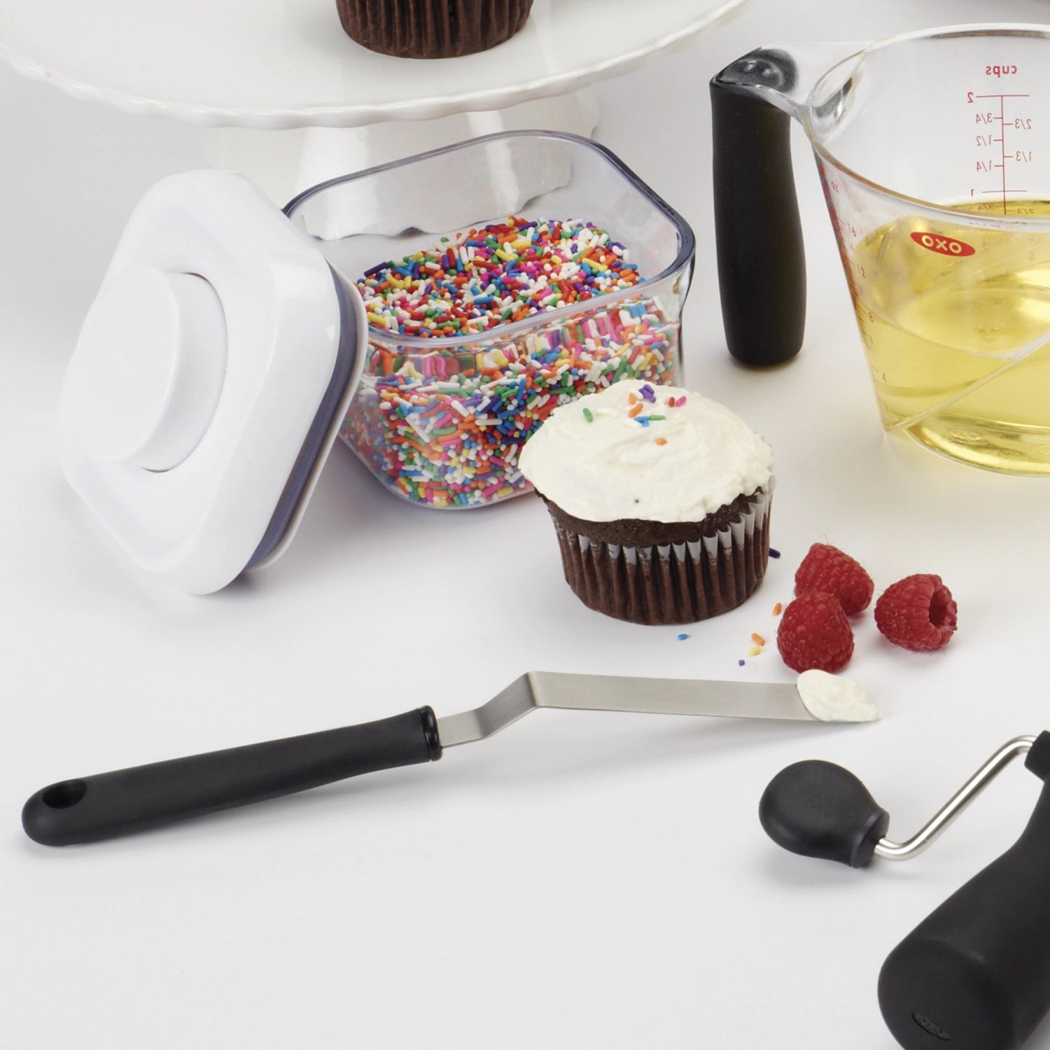 Kompakte OXO Winkelpalette, 1.9x1.3x22.2 cm, ideal für präzises Backen und Dekorieren. Perfekt für feine Arbeiten in der Küche.