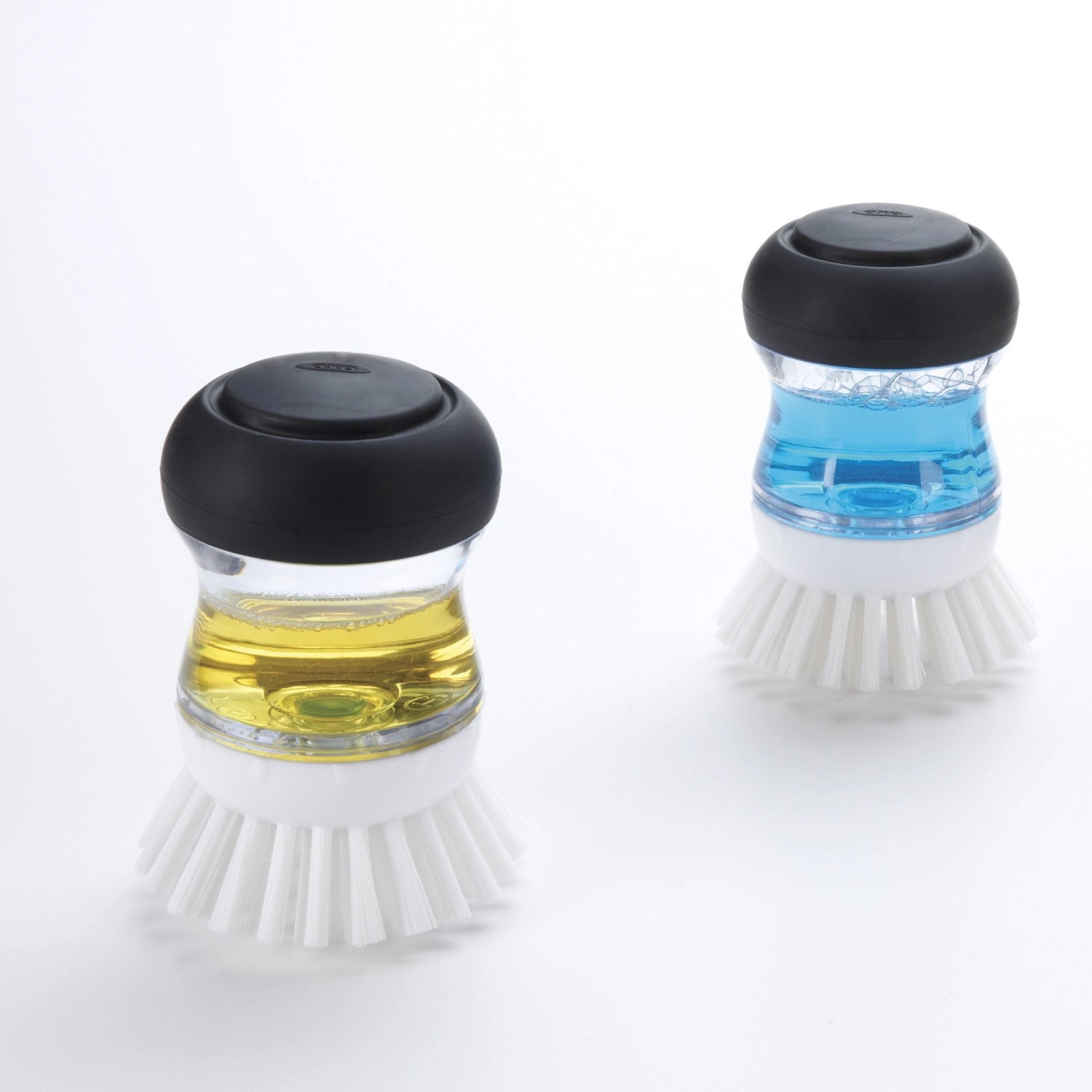 Zwei praktische Ersatzbürsten für OXO Abwaschgeräte, perfekt zum gründlichen Reinigen von Geschirr und Küchenoberflächen.