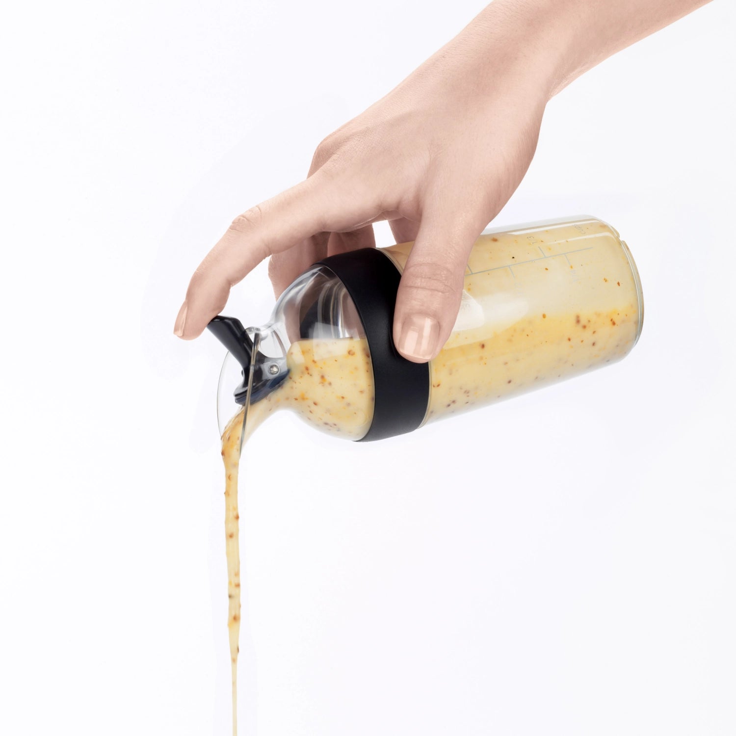 Kompakter 240ml Shaker in stilvollem Schwarz von OXO, perfekt für die mühelose Zubereitung und dosierte Ausgabe von Salatdressings.