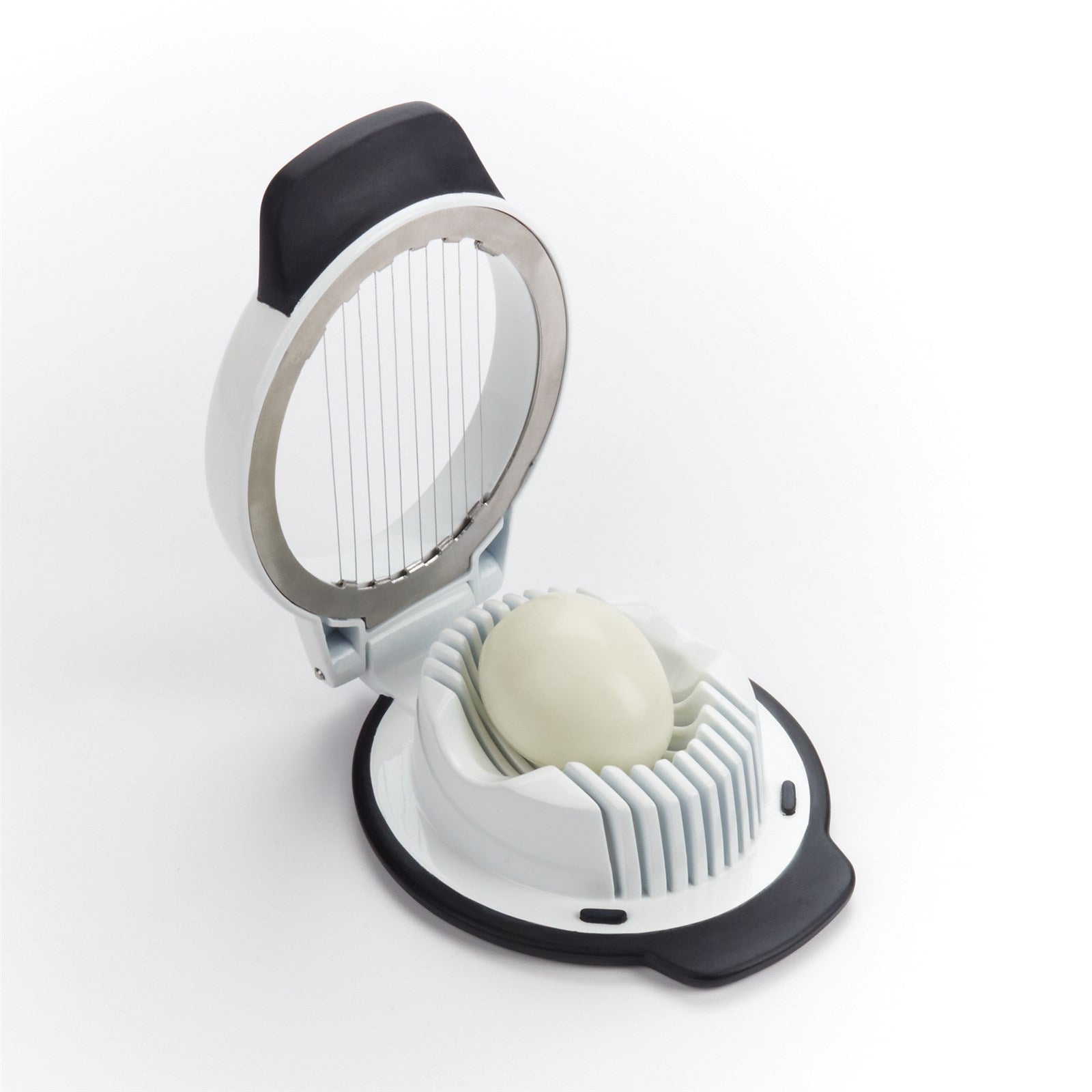 Der OXO Eierschneider in stilvollem Weiss-Schwarz schneidet hartgekochte Eier mühelos in perfekte Scheiben – ein Must-Have für jede Küche!