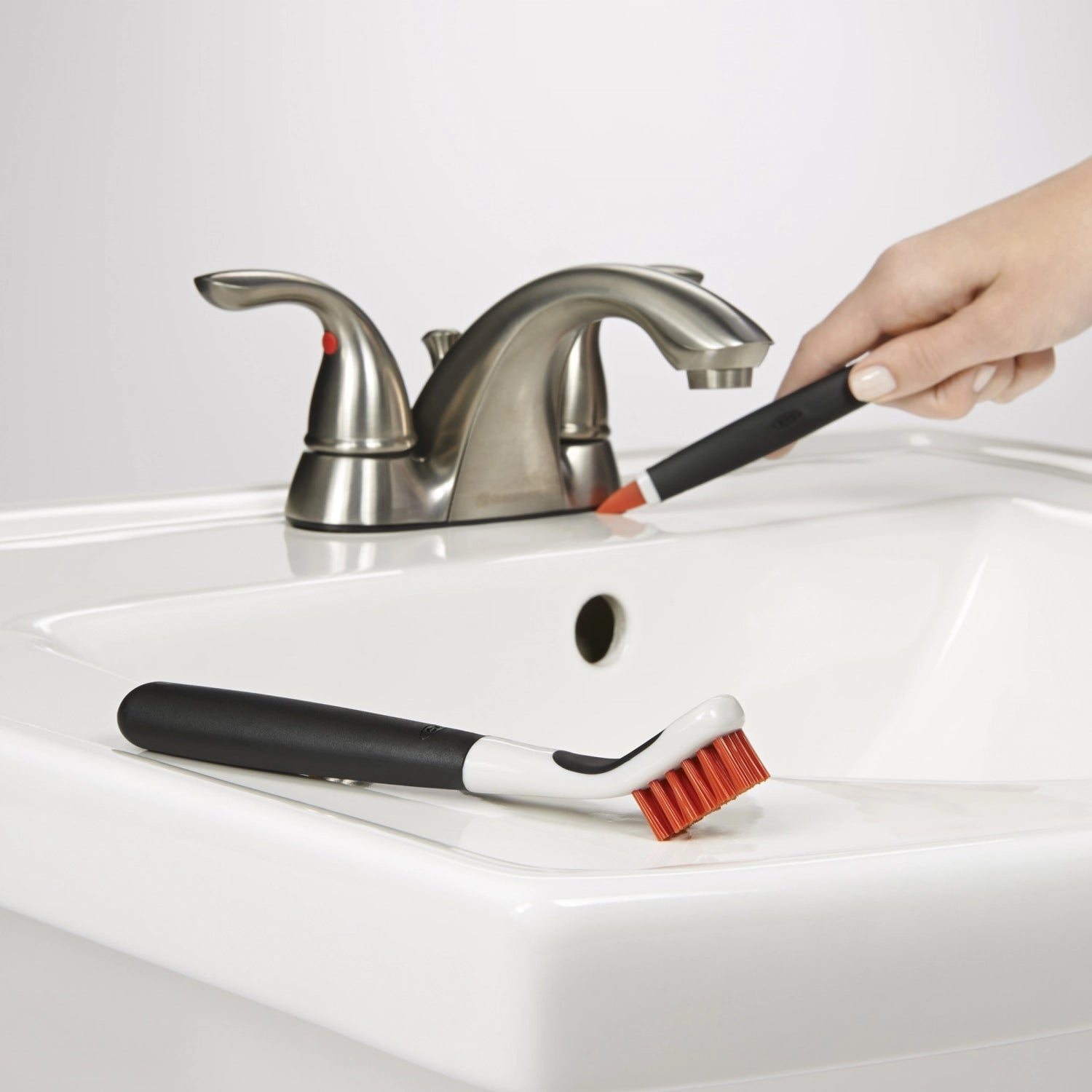 Set aus zwei OXO Reinigungsbürsten, ideal für müheloses Abwaschen. Ergonomische Griffe und strapazierfähige Borsten sorgen für gründliche Reinigung.