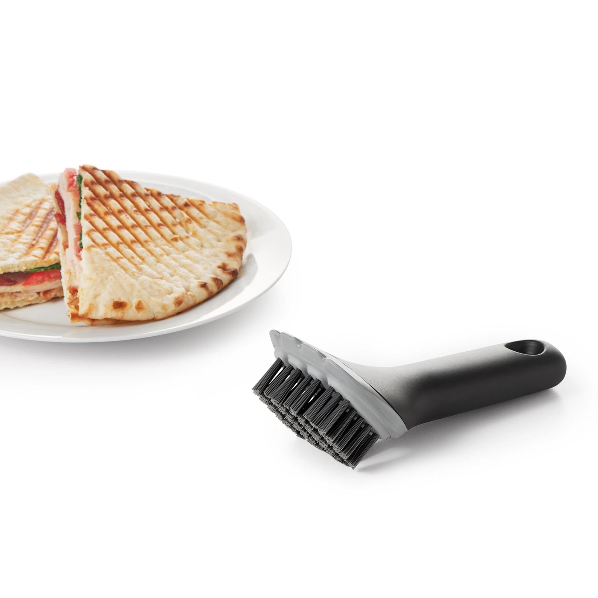 Elegante OXO Bürste in Schwarz: Ergonomisch, rutschfest, strapazierfähige Nylonborsten, ideal für Grill und Toaster.