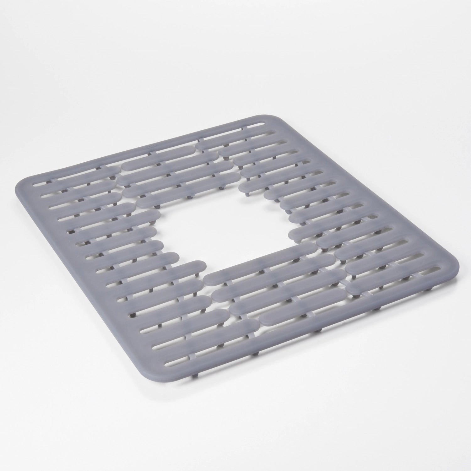 Kompakte graue Silikonmatte (32x28 cm) von OXO, perfekt zum Abtropfen von Geschirr und als Schutz für Ihr Spülbecken.