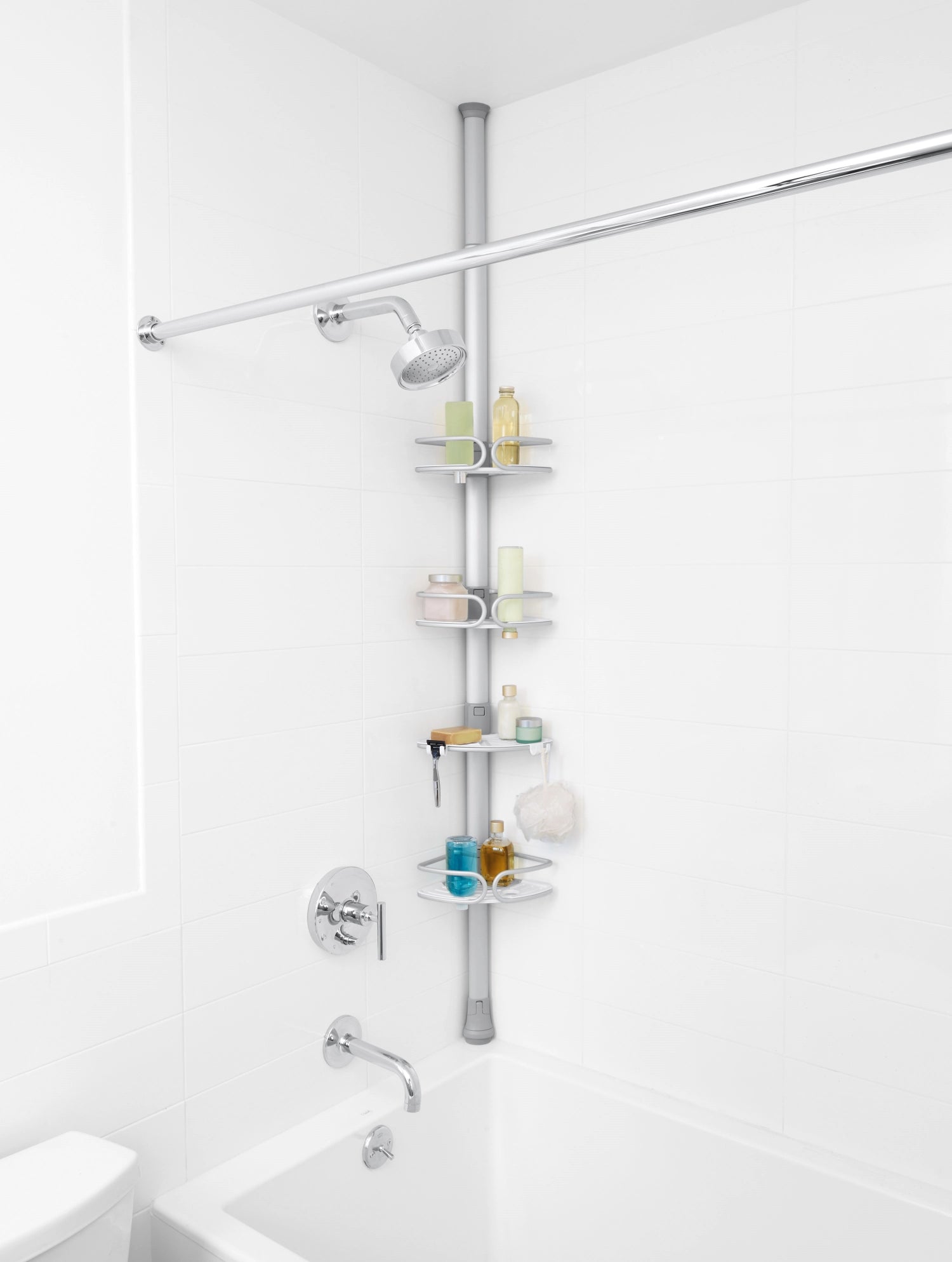 Praktisches Eck-Duschregal von OXO mit verstellbarer Spannstange aus Aluminium, perfekt für die organisierte Aufbewahrung in der Dusche.
