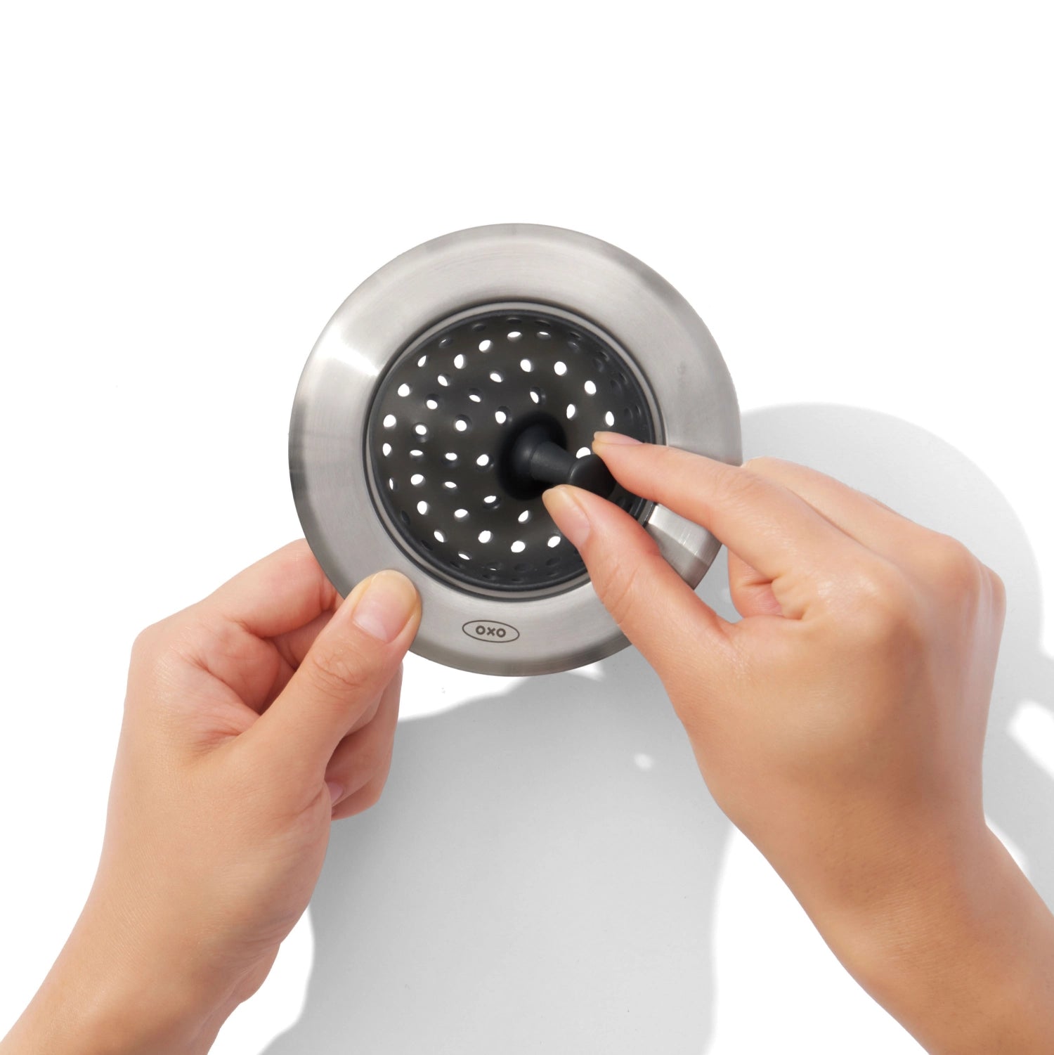 Hochwertiges OXO Good Grips Küchensieb für Spülbecken, perfekt zum Abtropfen und Sieben von Lebensmitteln, mit komfortablem Griff und langlebiger Bauweise.