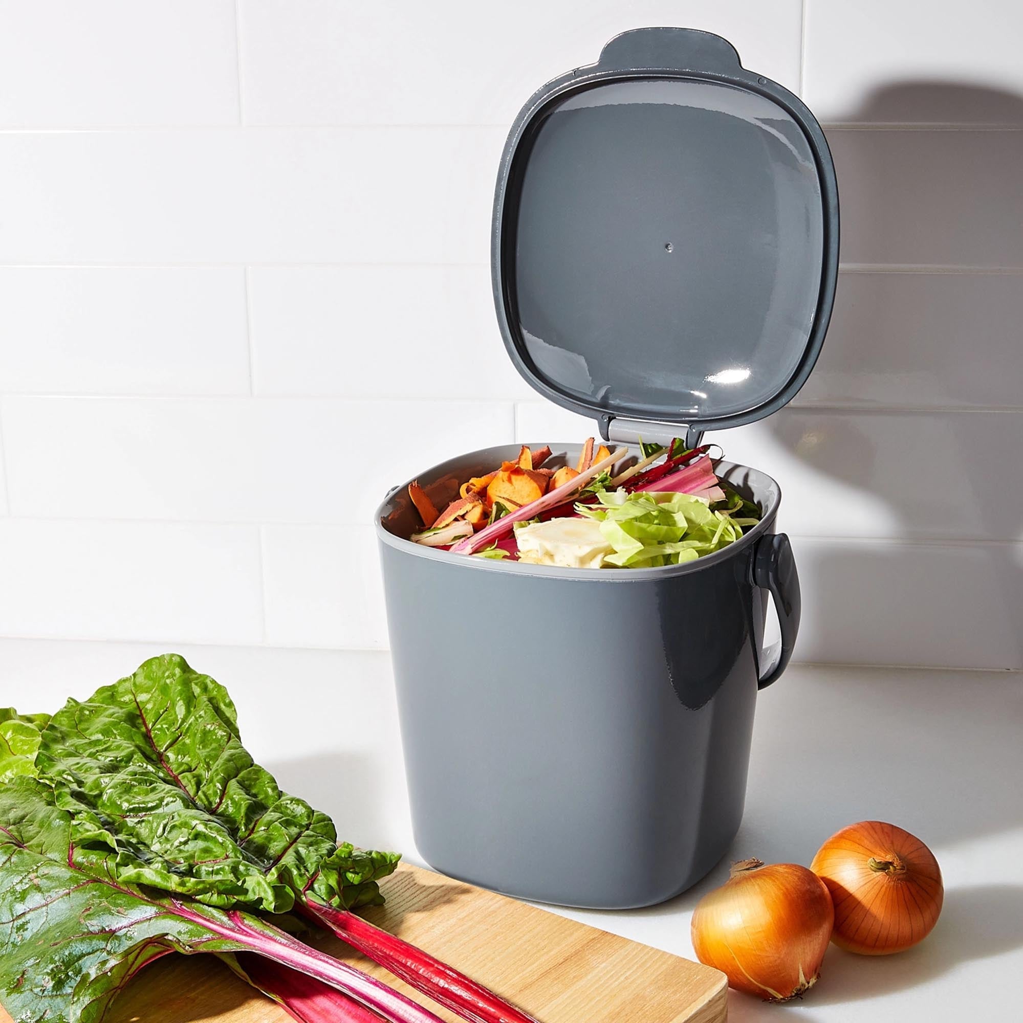 OXO Kompostbehälter 2.83L in stilvollem Schwarz: Perfekt für nachhaltige Abfallentsorgung, luftdicht, hygienisch und modern.
