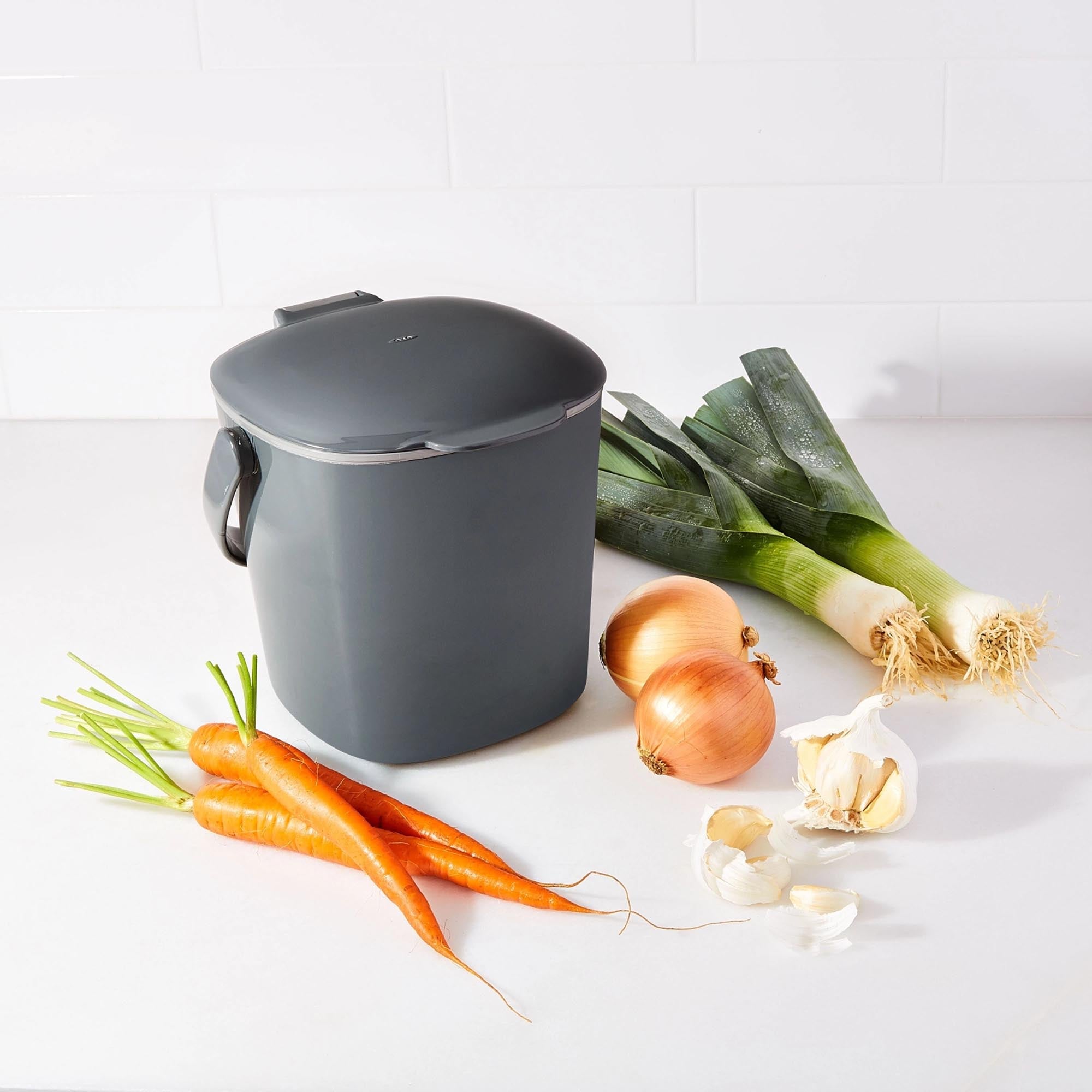 OXO Kompostbehälter 2.83L in elegantem Schwarz: Ideal für umweltbewusste Haushalte, hygienisch, langlebig und einfach zu reinigen.