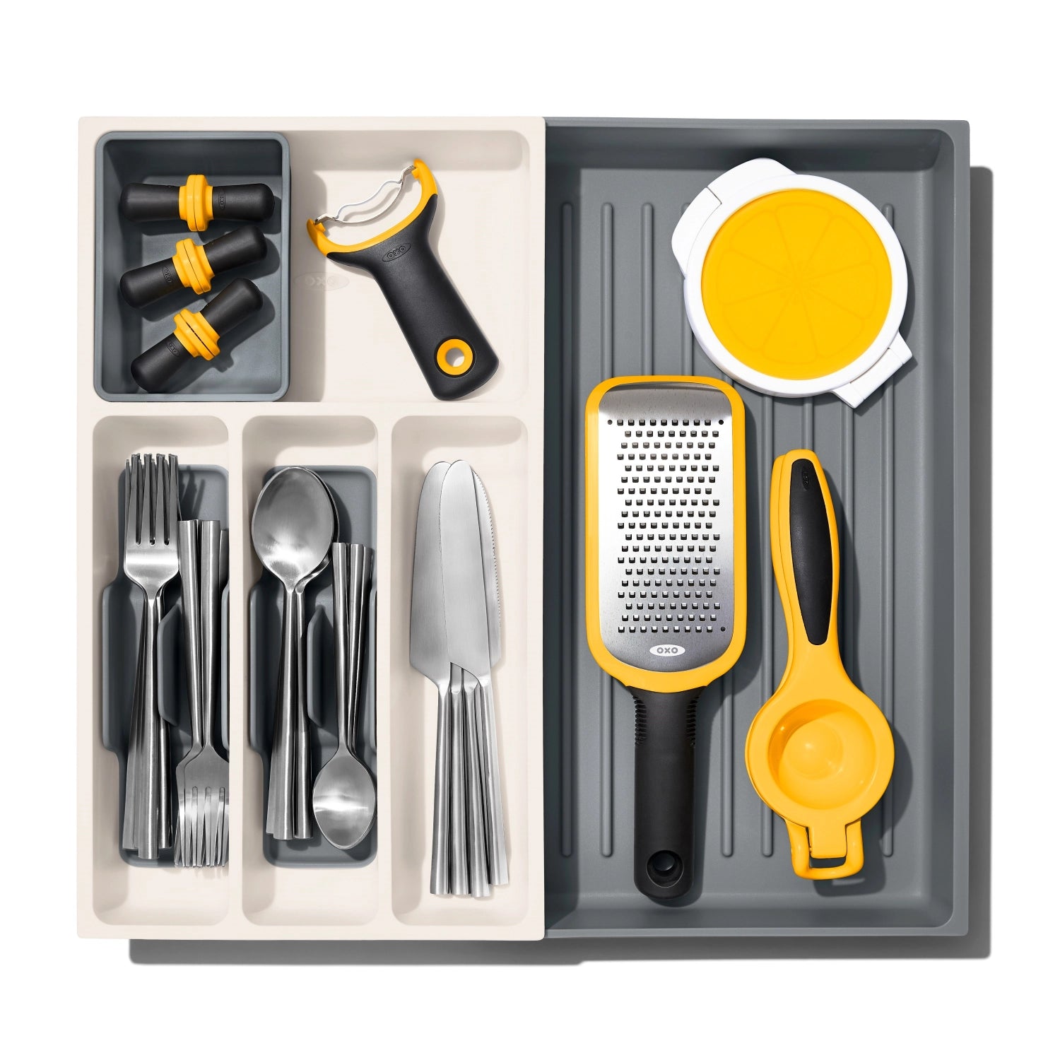 Erweiterbare Schubladeneinlage von OXO Good Grips, ideal zur organisierten Aufbewahrung von Besteck und Küchenutensilien in Schubladen.