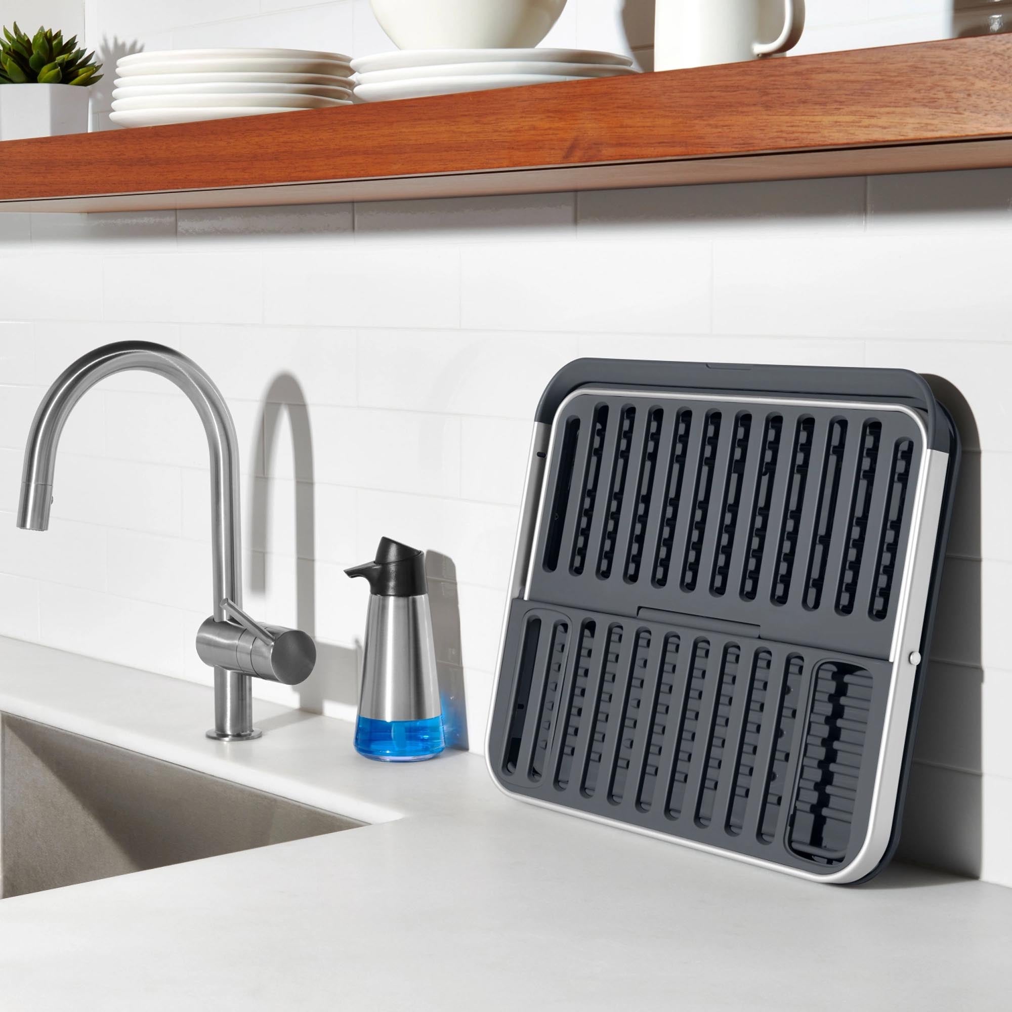 Faltbares OXO Abtropfgestell: Effiziente Trocknung, minimaler Platzbedarf.