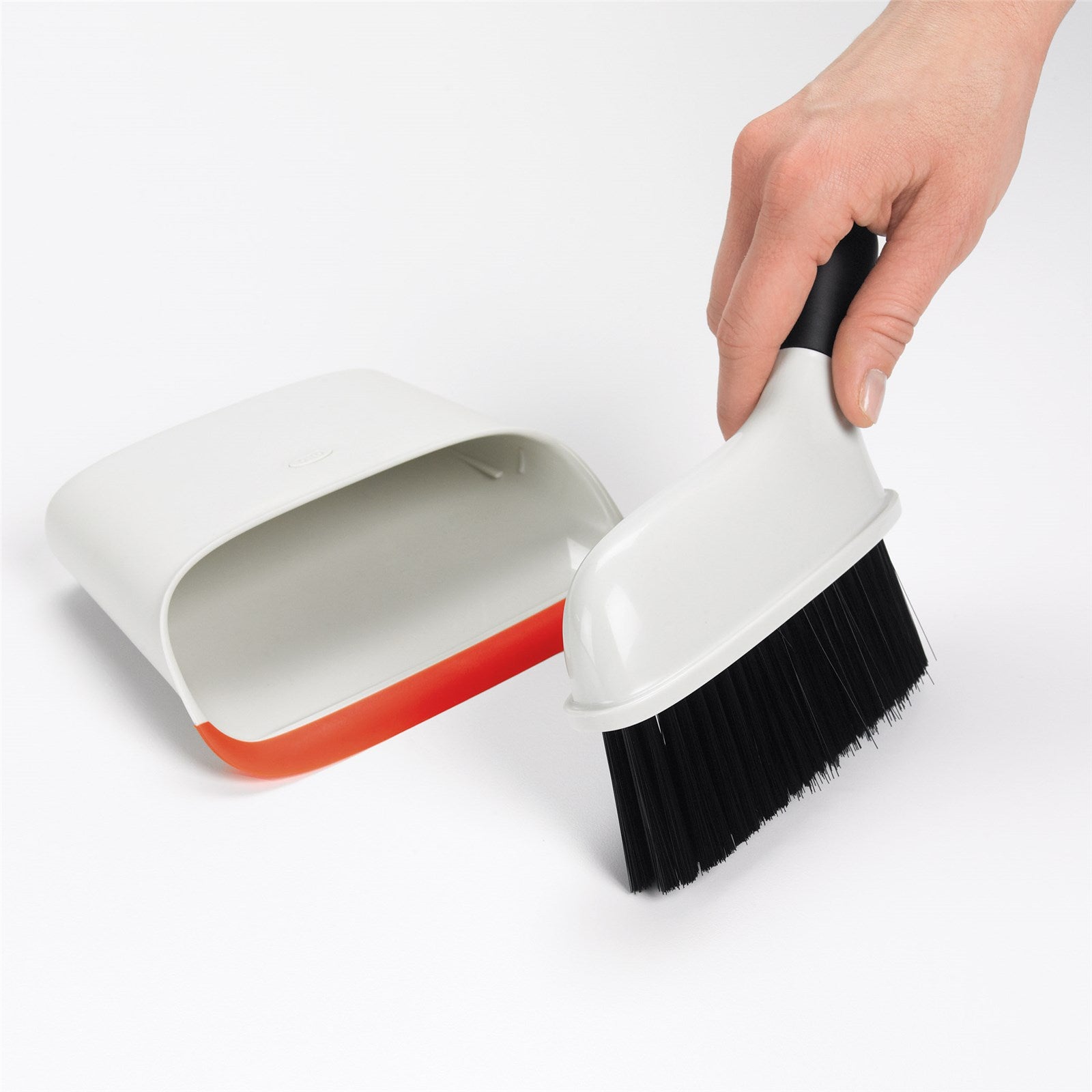 Kompaktes Kehrschaufel Bürsten-Set von OXO: Effiziente Reinigungslösung mit ergonomischem Griff und strapazierfähigen Borsten für müheloses Aufkehren.
