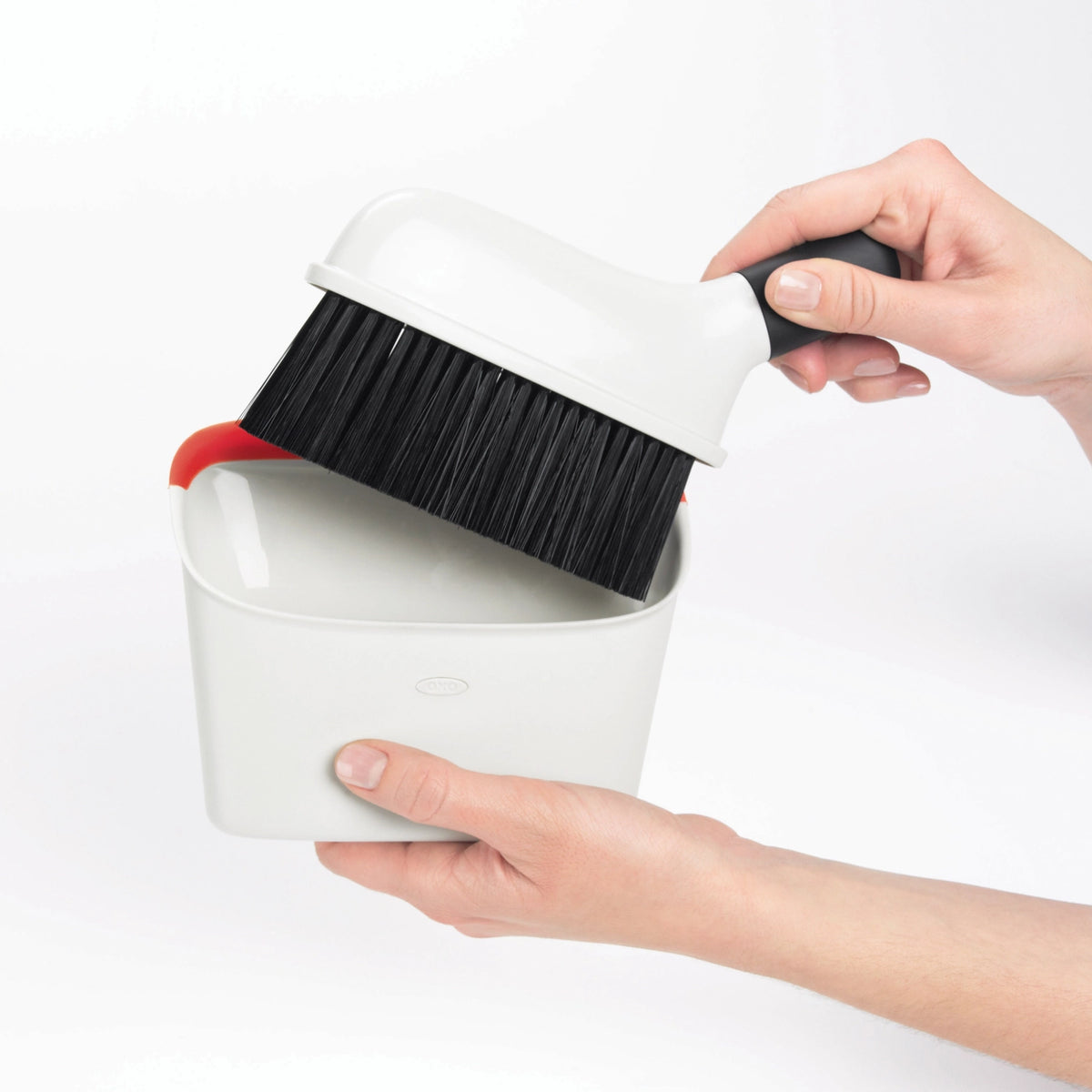 Kompaktes Kehrschaufel Bürsten-Set in Weiss präsentiert im Onlineshop von KAQTU Design AG. Besen ist von OXO