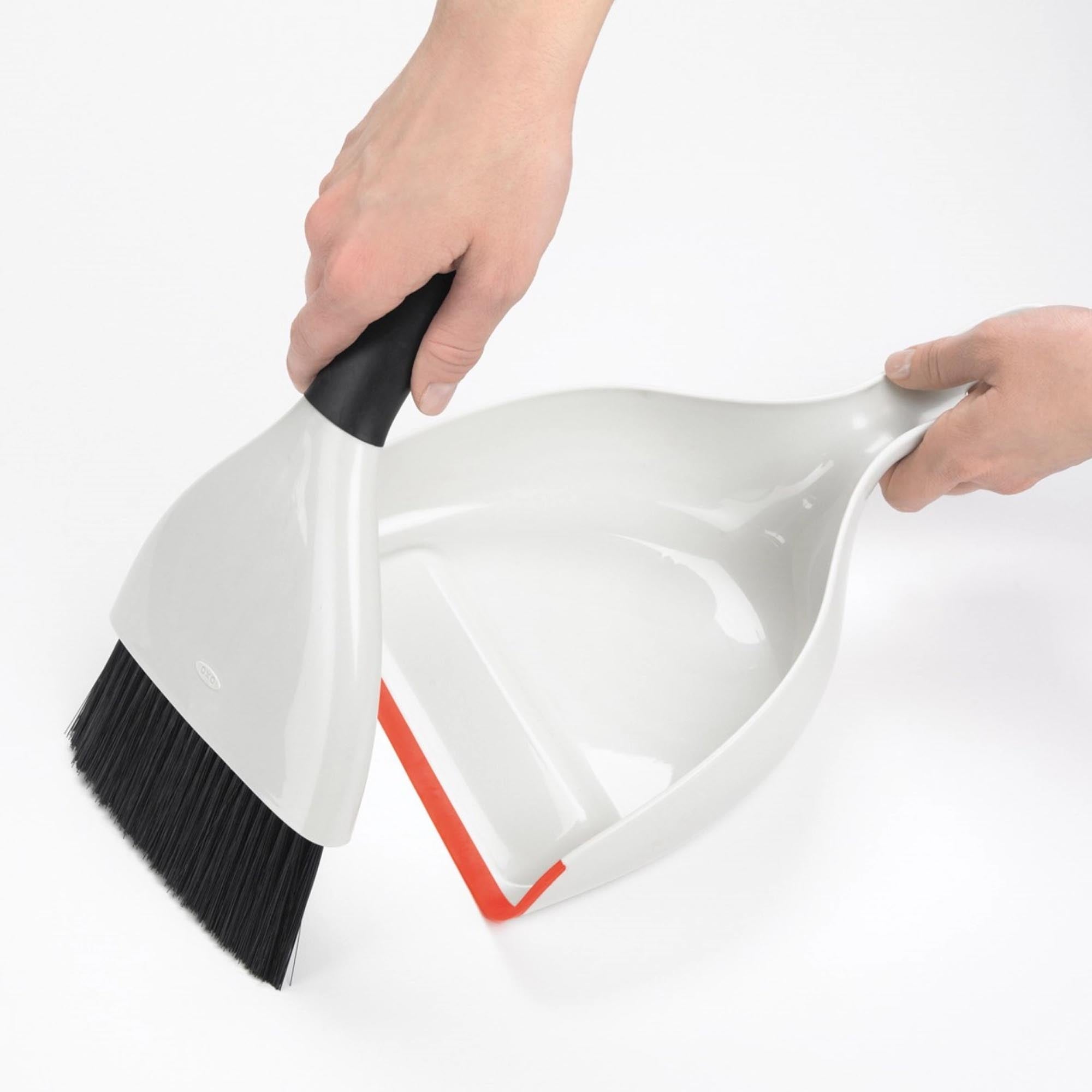 OXO Kehrschaufel-Set: Platzsparend und ideal für gründliche Sauberkeit.