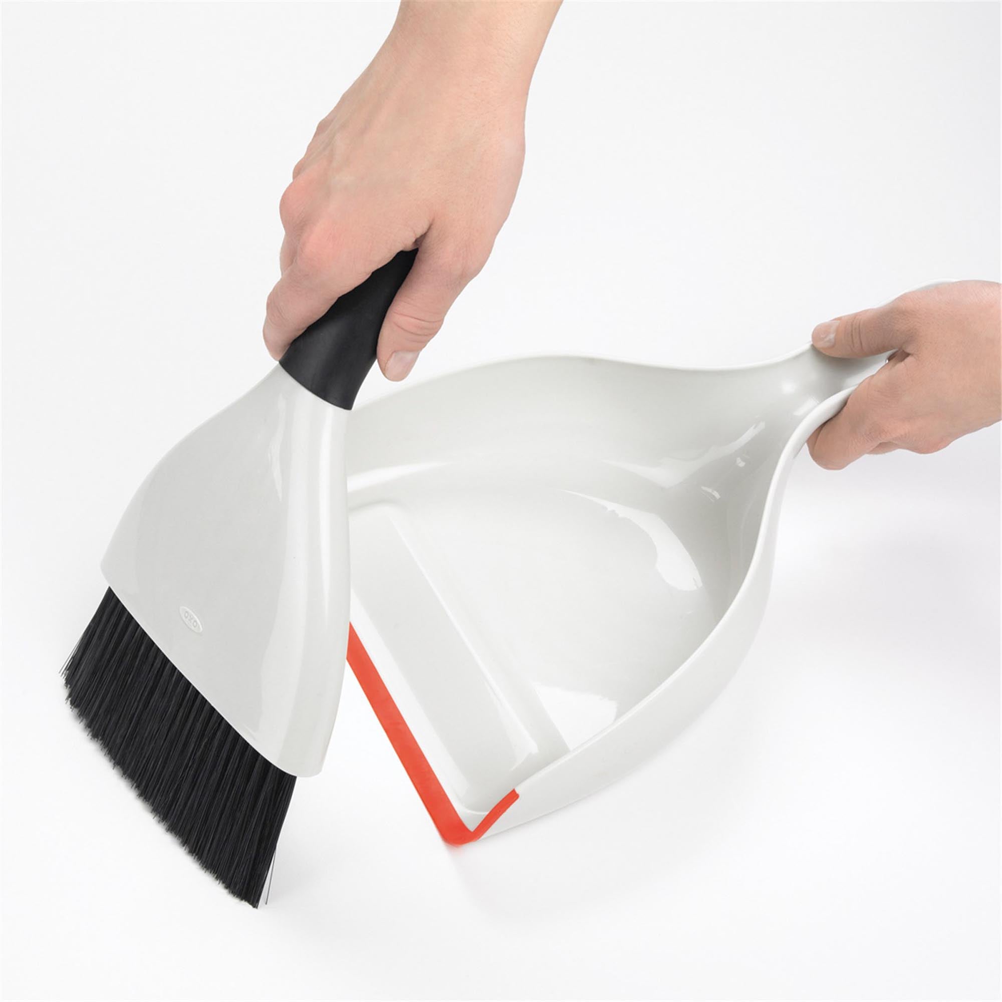 Praktisches OXO Kehrset: Platzsparend, robust und leicht zu handhaben.