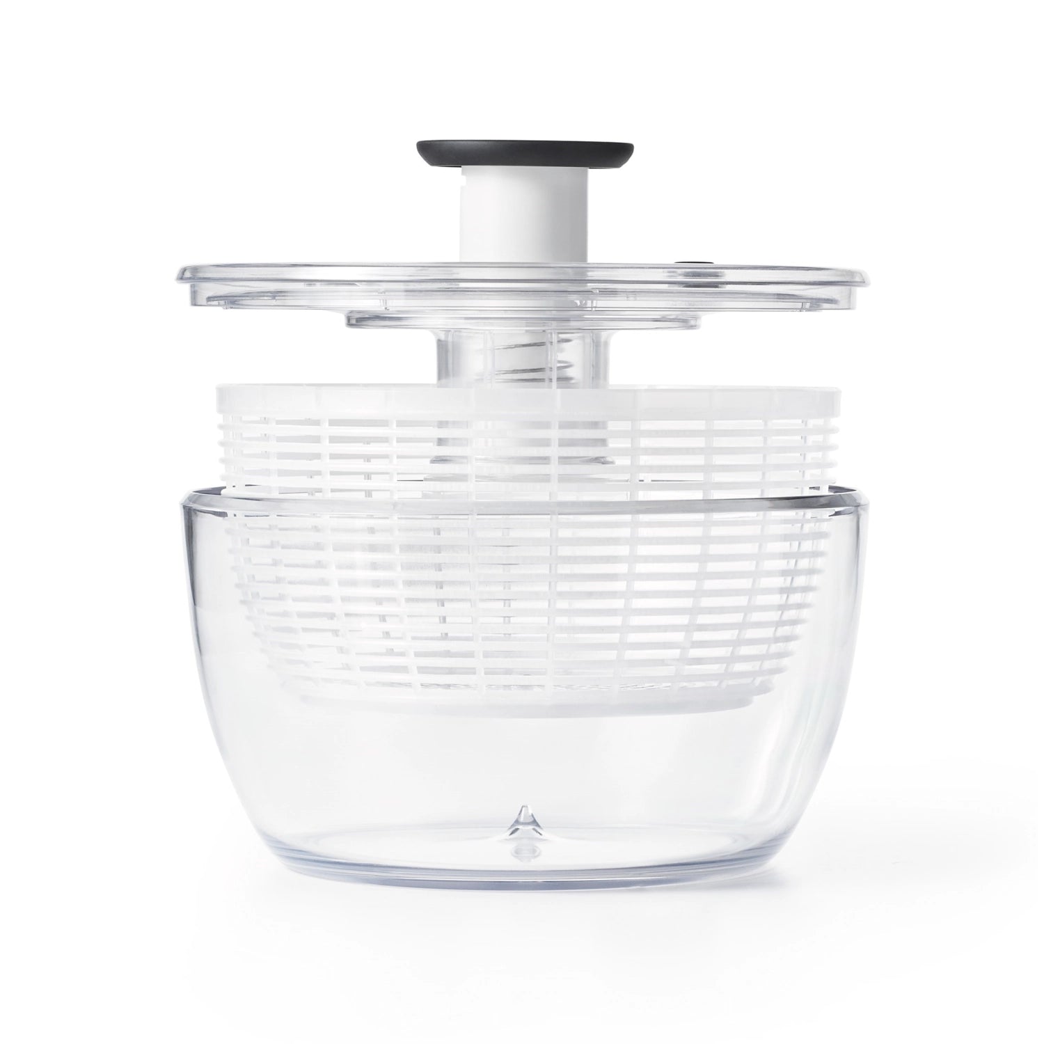 Große, runde Salatschleuder von OXO mit transparentem Design, 5,8 l Fassungsvermögen und 26,7 cm Durchmesser – perfekt für knackige Salate.