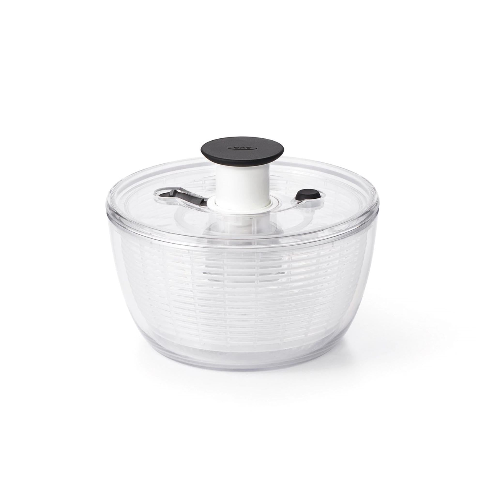Kompakte OXO Salatschleuder, 2.7L, transparent, BPA-frei, spülmaschinenfest, rutschfest, ideal für frische Salate.