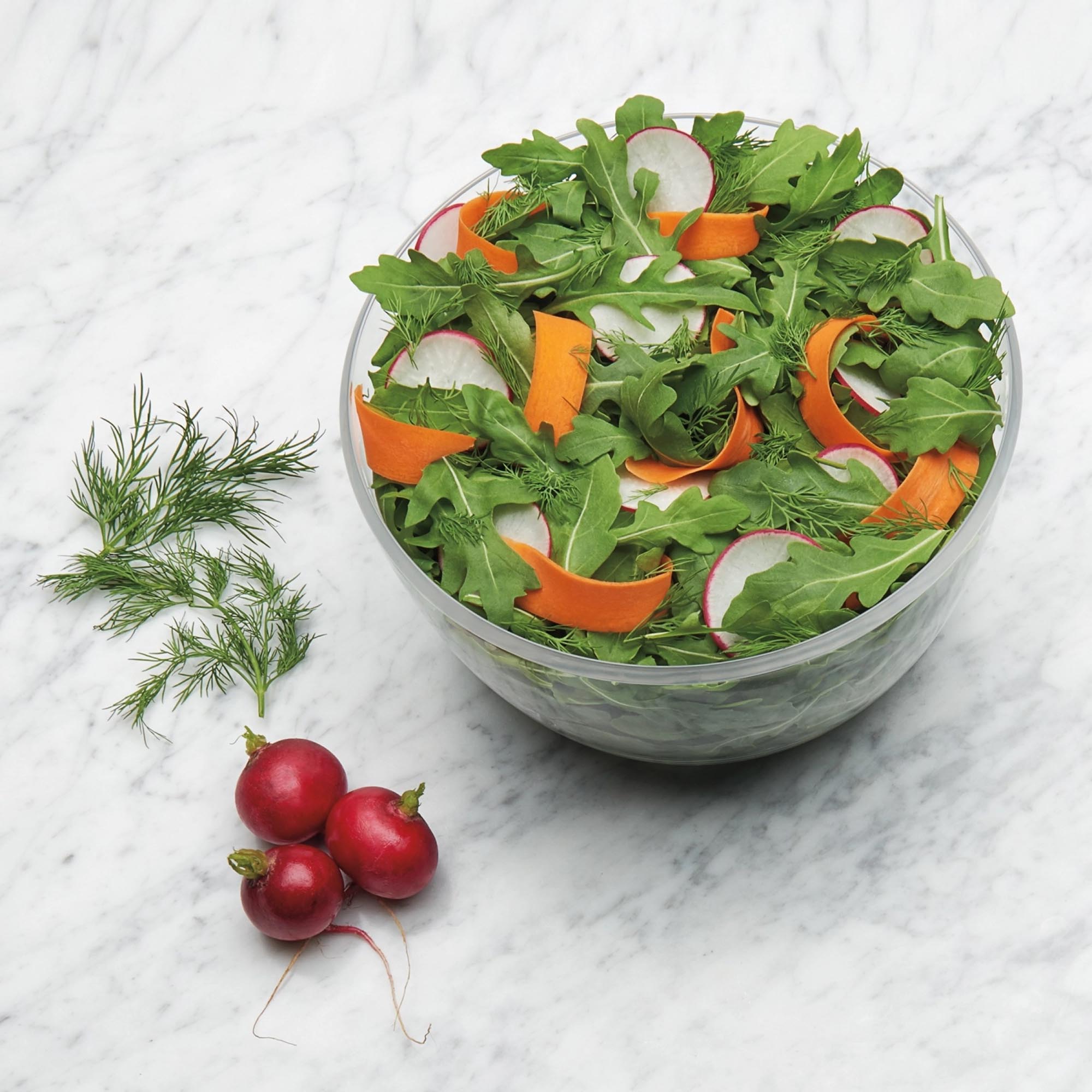 Kleine OXO Salatschleuder: Frische Salate im Handumdrehen zubereiten.
