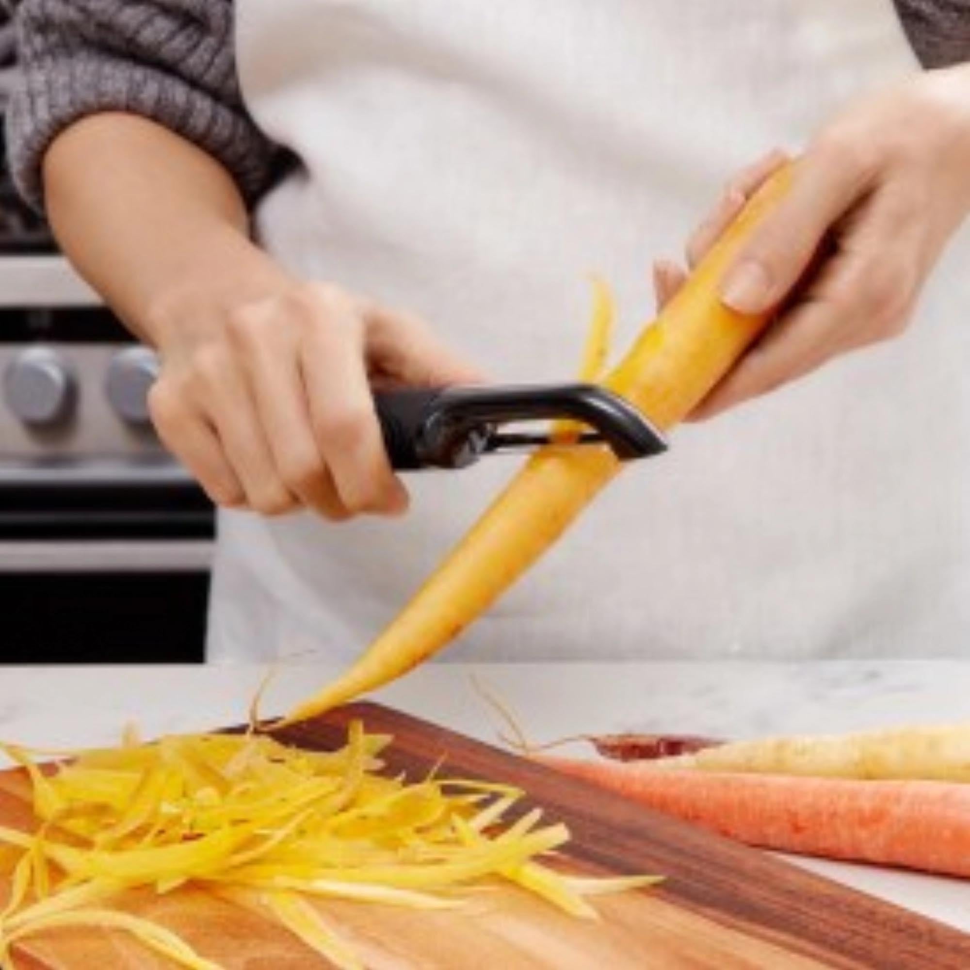 Der OXO Drehschäler: Präzises, müheloses Schälen mit rostfreiem Edelstahl und ergonomischem Griff. Kompakt und stilvoll.