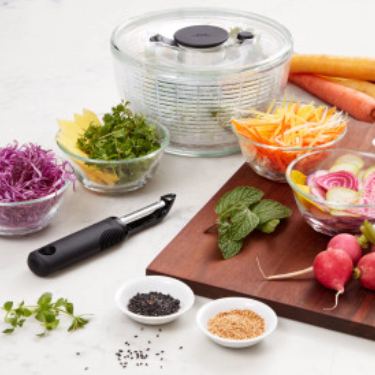 Drehschäler von OXO, 17.8 cm, ergonomisches Design für müheloses Schälen von Obst und Gemüse, ideal für die moderne Küche.