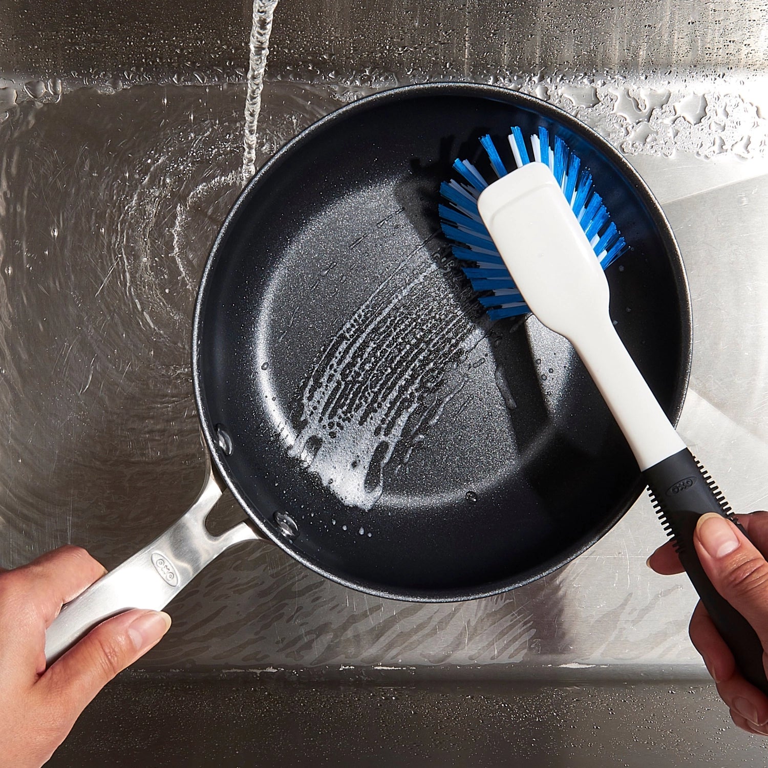 Praktische Geschirrbürste von OXO, 27.9 cm lang, ideal für effektives Abwaschen und Reinigung von Geschirr und Töpfen.
