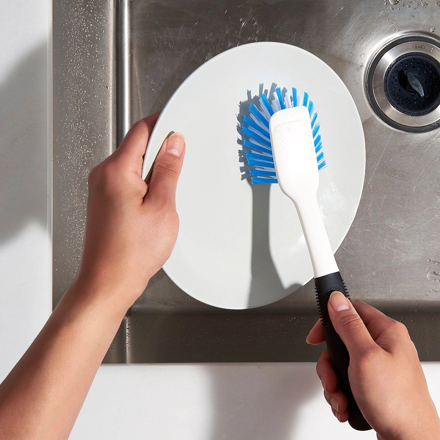 Praktische OXO Geschirrbürste mit ergonomischem Griff, ideal für müheloses Abwaschen und gründliche Reinigung von Küchenutensilien.