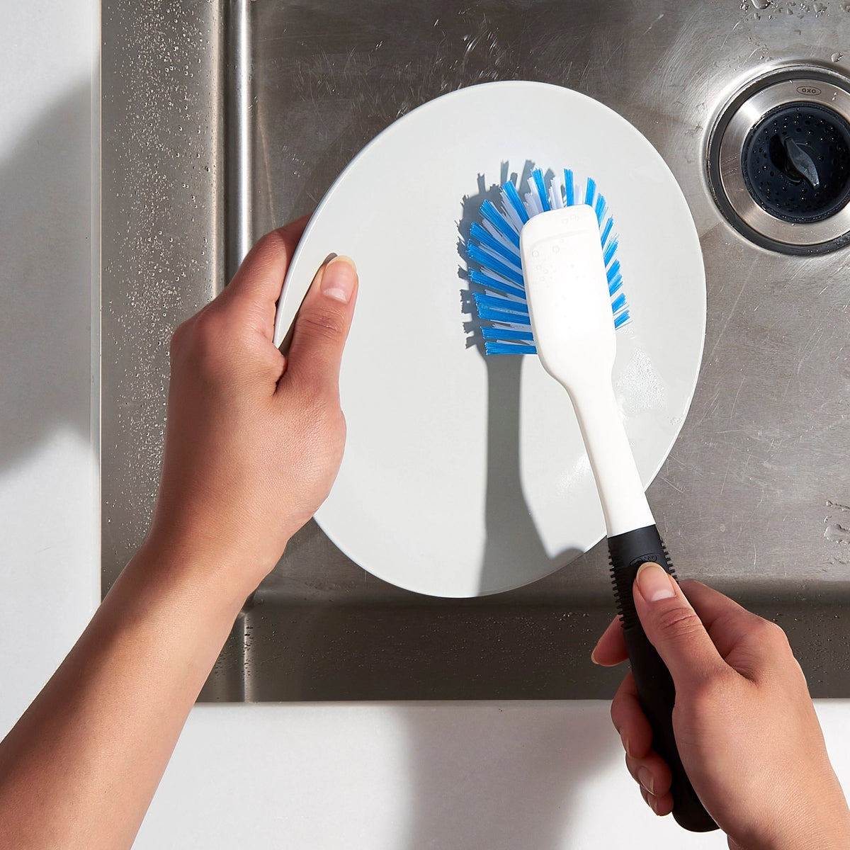 Geschirrbürste 27.9 cm in Blau präsentiert im Onlineshop von KAQTU Design AG. Abwasch ist von OXO