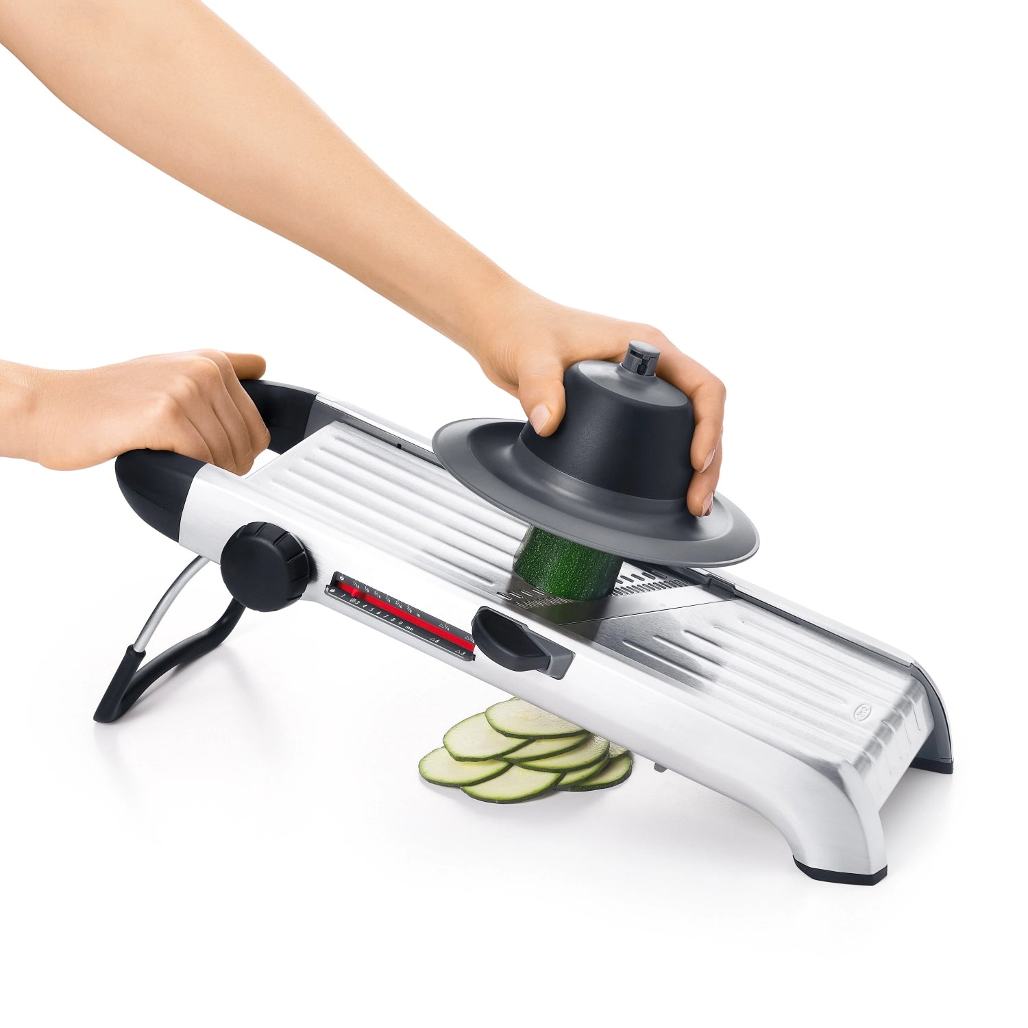 OXO Chef Mandoline 2.0, 44x17cm – hochwertige Mandoline für gleichmäßige Schnitte und Raspeln, perfekt für die Zubereitung frischer Salate und Beilagen.