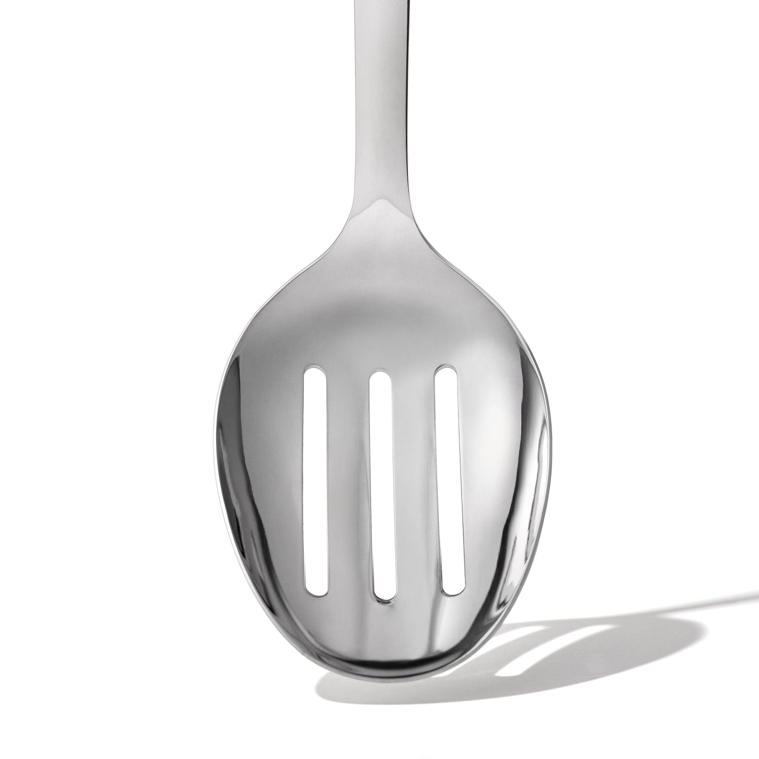 Robuster Good Grips Steel Schlitzlöffel von OXO, perfekt zum Abtropfen von Lebensmitteln, mit einem komfortablen, rutschfesten Griff für müheloses Kochen.