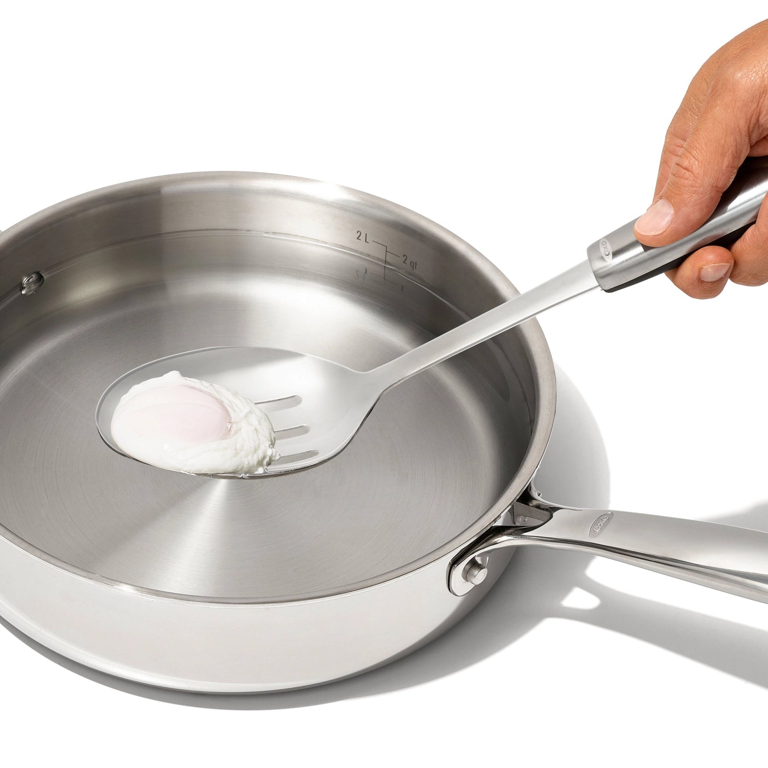 Hochwertiger Good Grips Steel Schlitzlöffel von OXO, ideal zum Rühren und Servieren, ergonomisches Design für optimalen Komfort in der Küche.