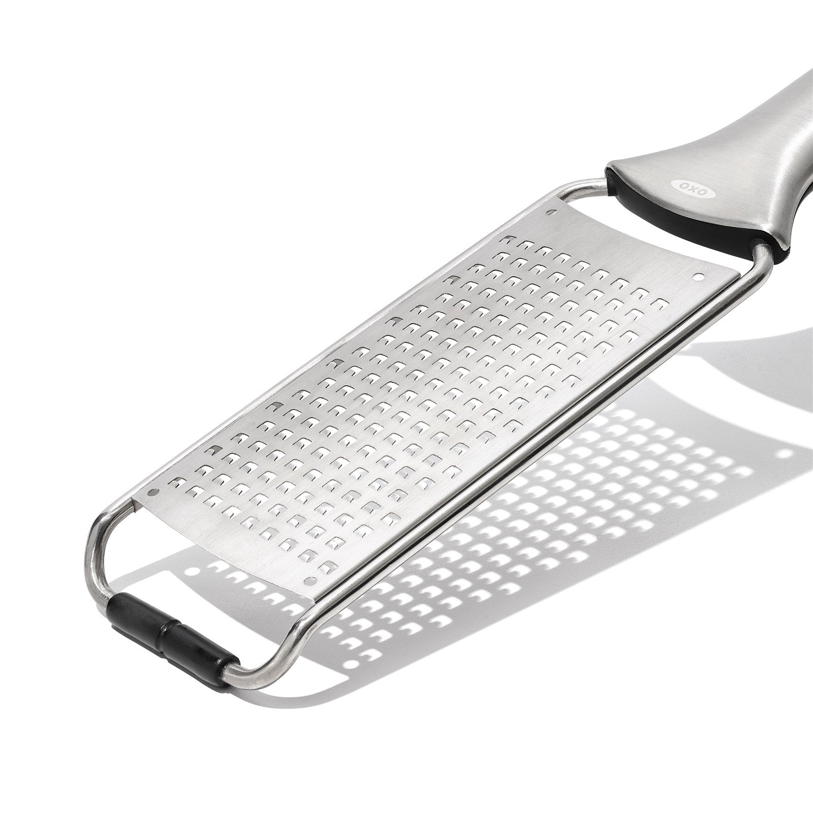 Die OXO Good Grips Edelstahlreibe (29 cm) vereint scharfe Klingen mit einem komfortablen Griff, ideal für müheloses Reiben von Lebensmitteln.