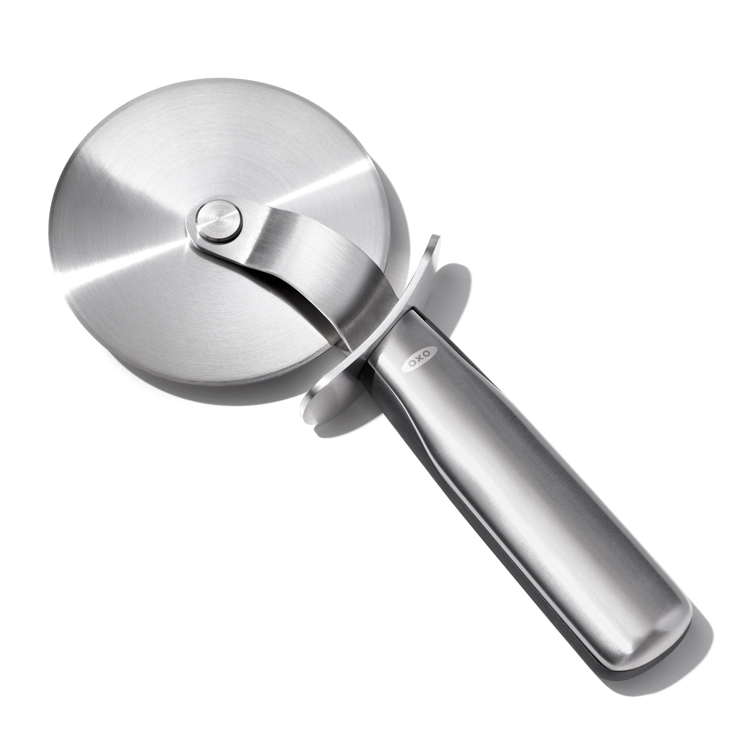 Hochwertiges Pizzarad von OXO mit ergonomischem Design, 23 cm Durchmesser, ideal für müheloses Schneiden von Pizza und anderen Teigwaren.