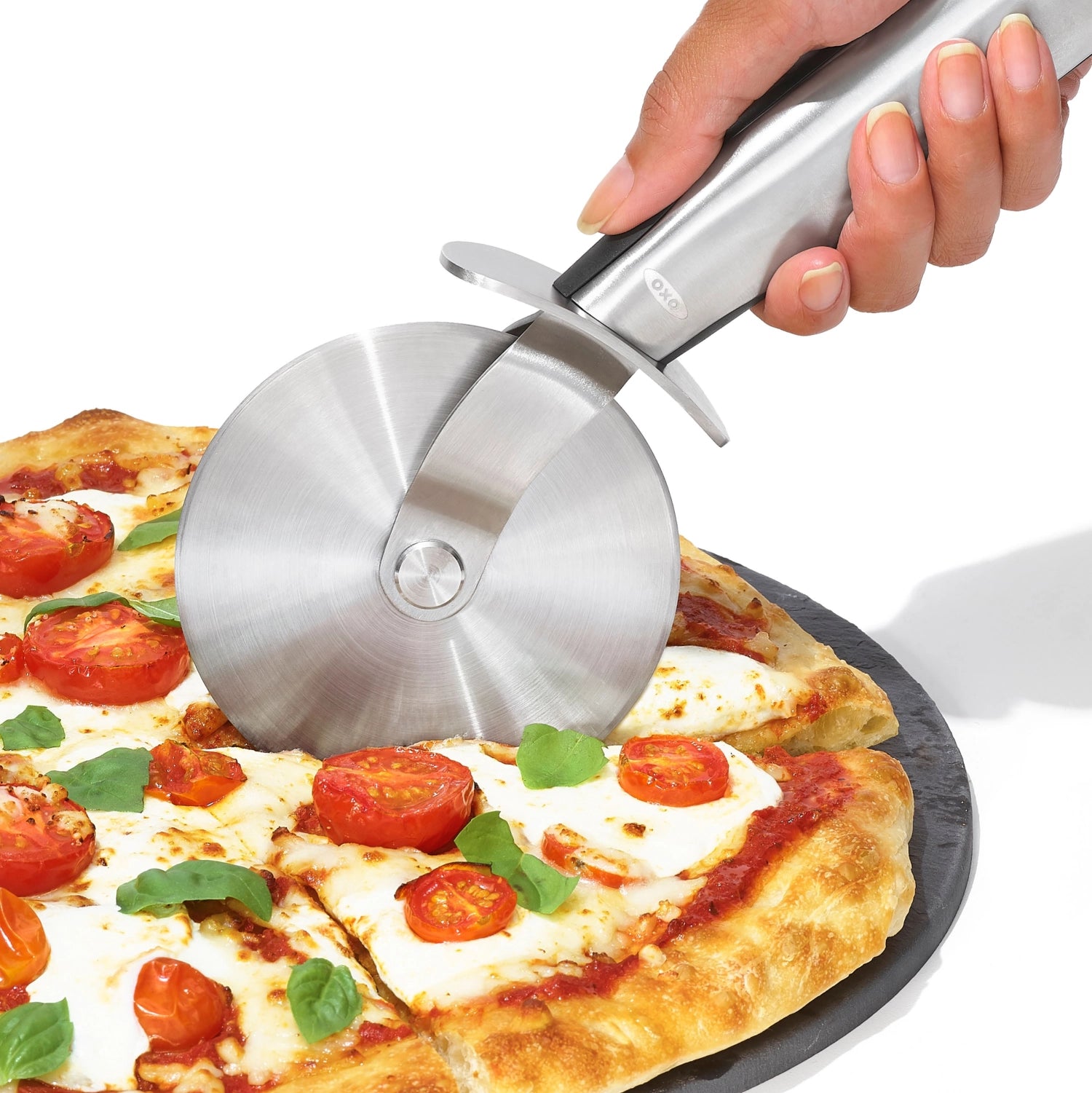Hochwertiger OXO Good Grips Pizzarad aus Edelstahl, 23 cm Durchmesser, ideal zum mühelosen Schneiden von Pizza mit ergonomischem Griff.
