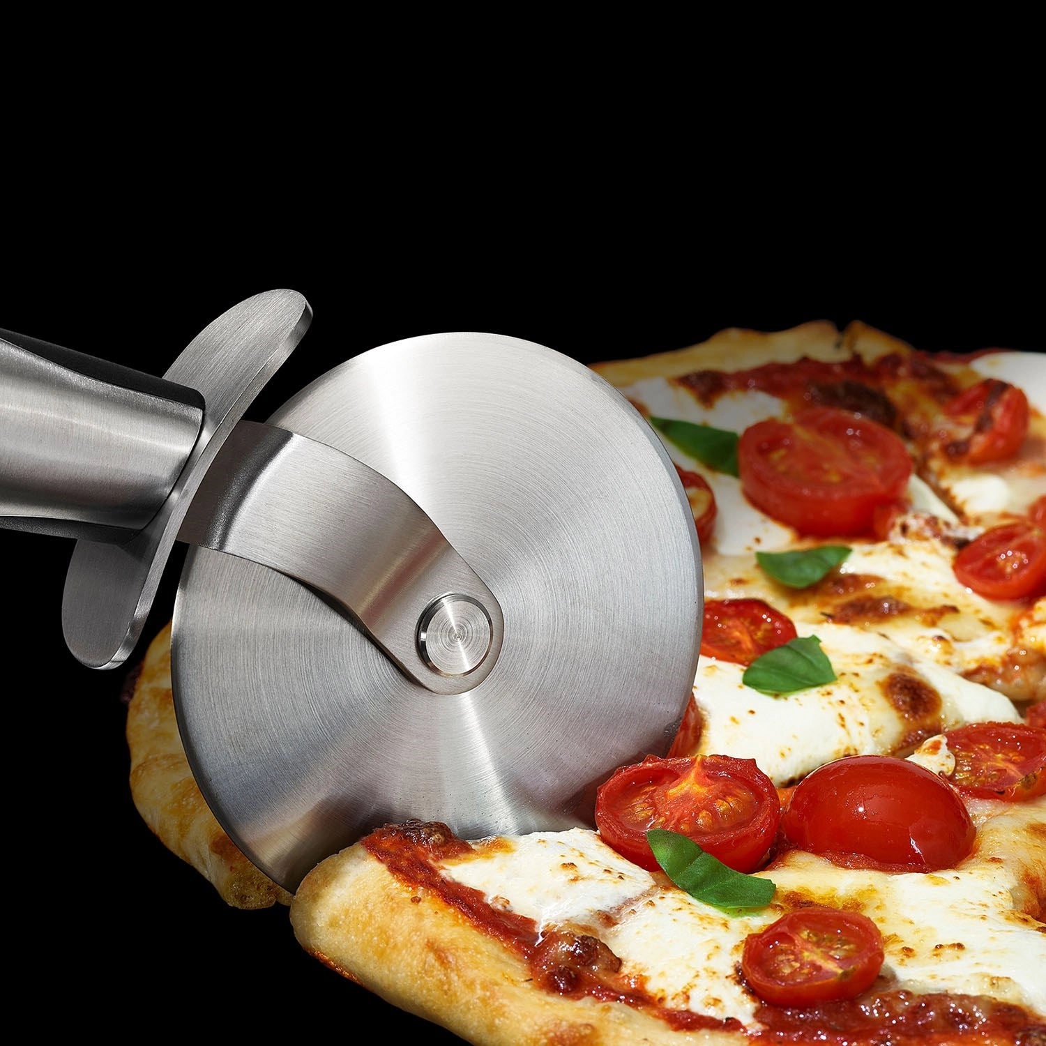 Praktisches OXO Good Grips Pizzarad aus robustem Edelstahl, 23 cm Durchmesser, für präzise und einfache Pizzastücke mit komfortablem Griff.